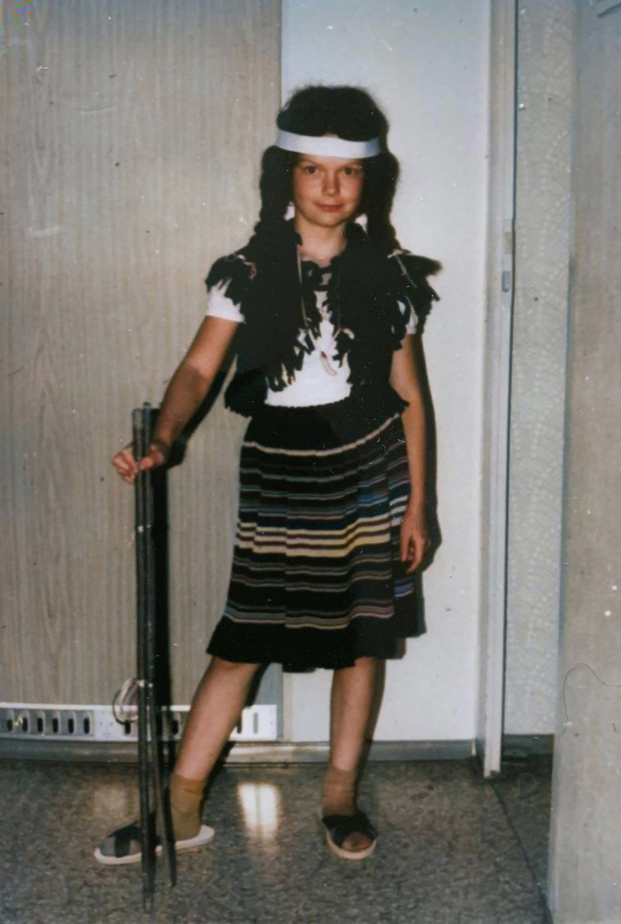 Das Foto, entstanden um 1984, zeigt Manuela Klitzsch als Kind in einem "Indianerkostüm". 