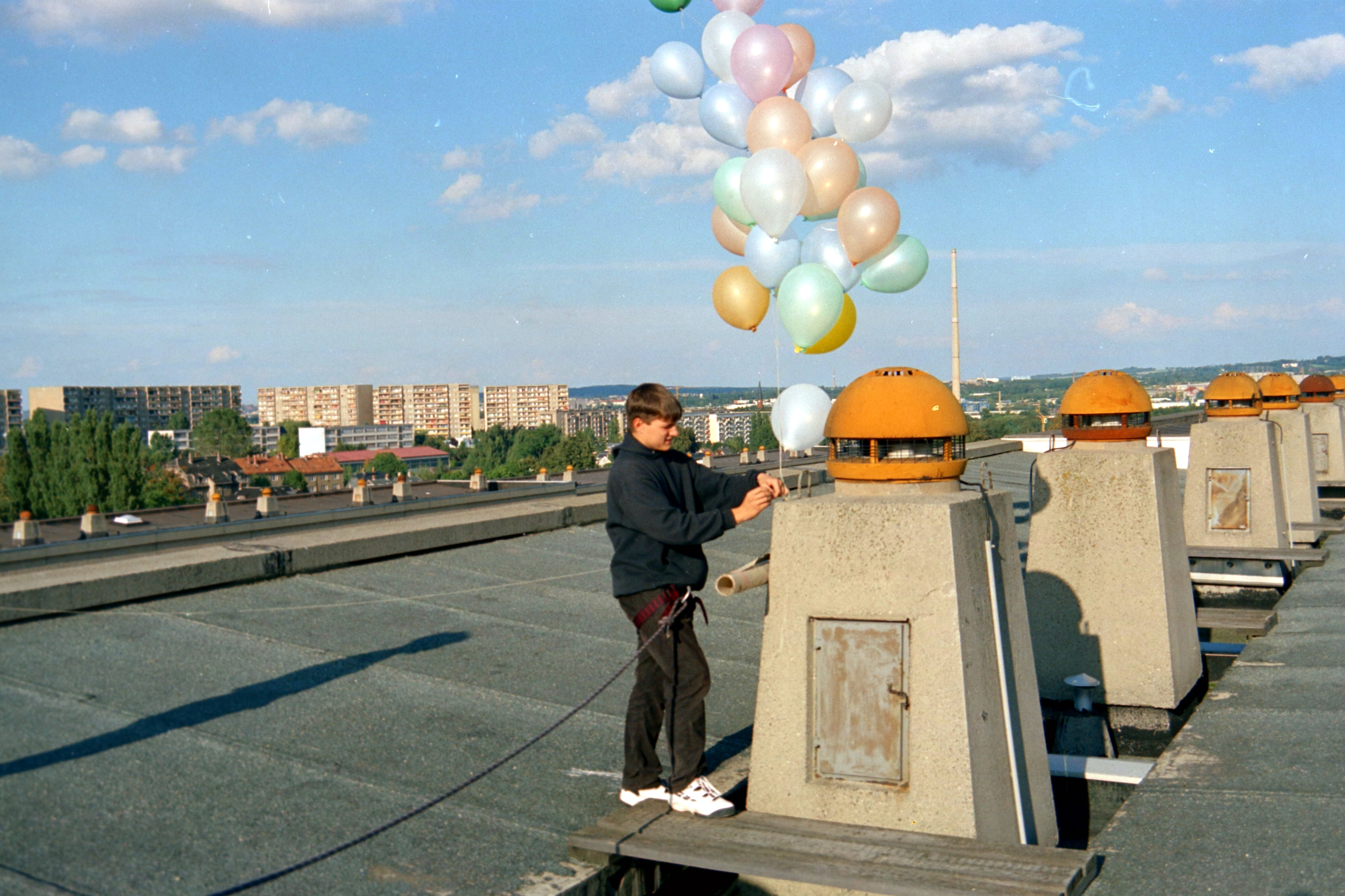 Die Flachdächer der Wohnhäuser, wie hier im Jahr 1995 auf der Max-Müller Straße 40-68, waren bei Jugendlichen beliebt – beispielsweise im Sommer als Sonnenplatz und zum Jahreswechsel als Aussichtspunkt.