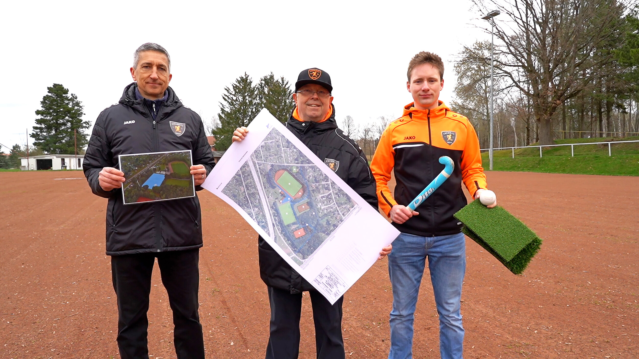 Entschlossen: Mirko Rost, Karl-Heinz Dittrich und Paul Dickfeld, Mitglieder des Postsportvereins Chemnitz e. V., treiben die Pläne für das Poststadion am Südring voran.