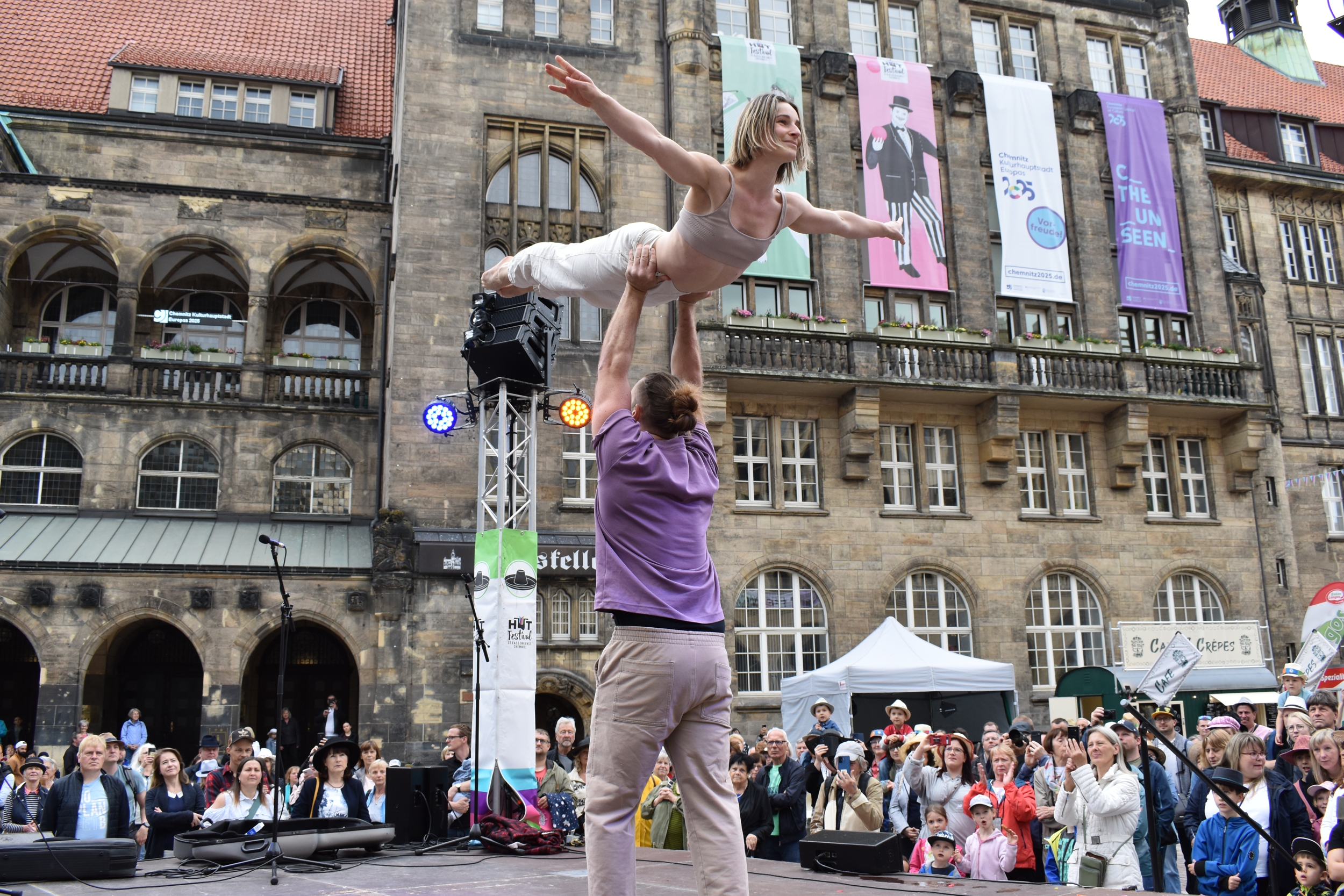 Das Duo Kommschon & Nagut zeigte sein akrobatisches Programm zur Eröffnung.