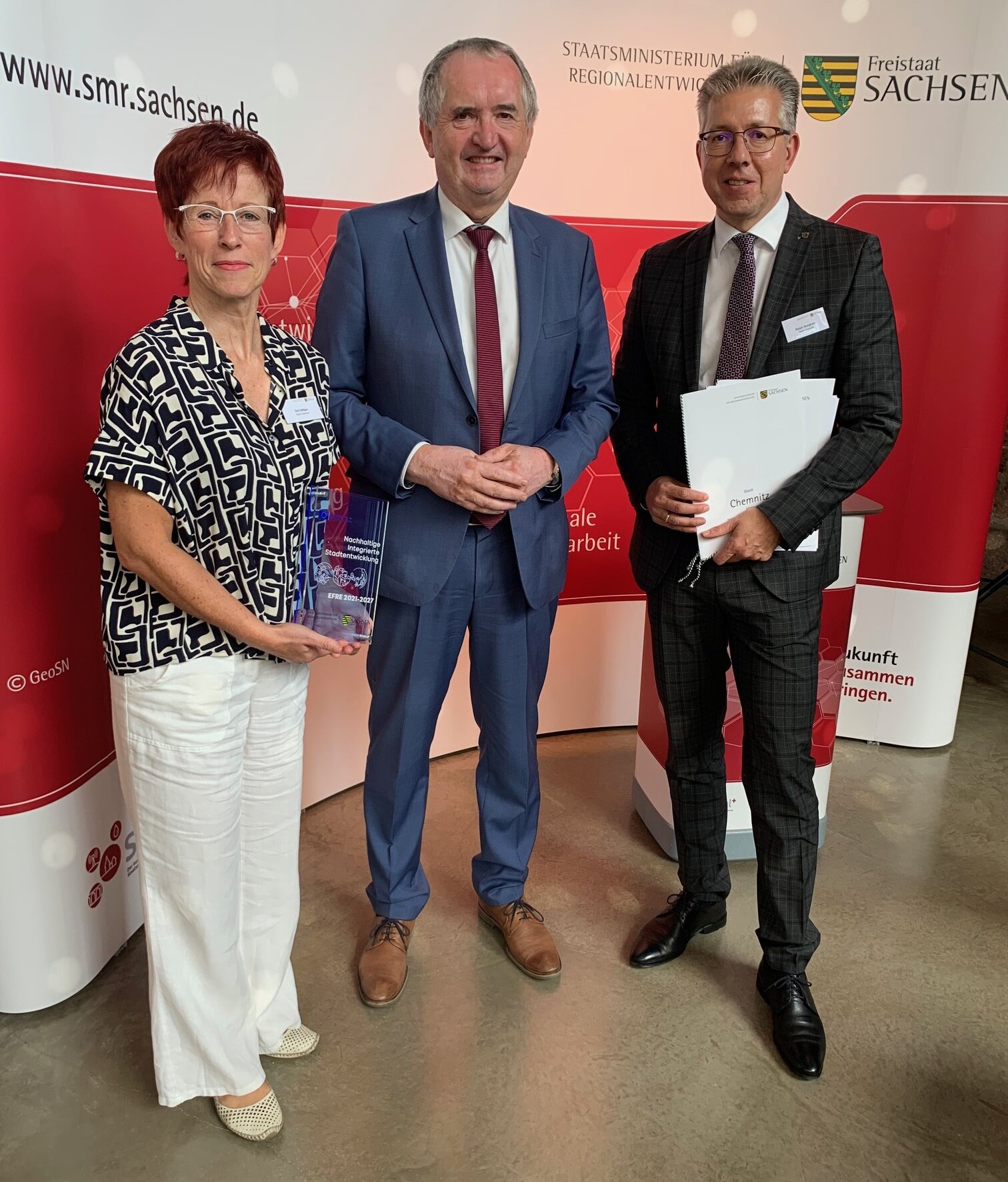 Staatsminister für Regionalentwicklung Thomas Schmidt (Mitte), Bürgermeister Ralph  Burghart (rechts) und Grit Stillger, Abteilungsleiterin im Stadtplanungsamt der Stadt Chemnitz