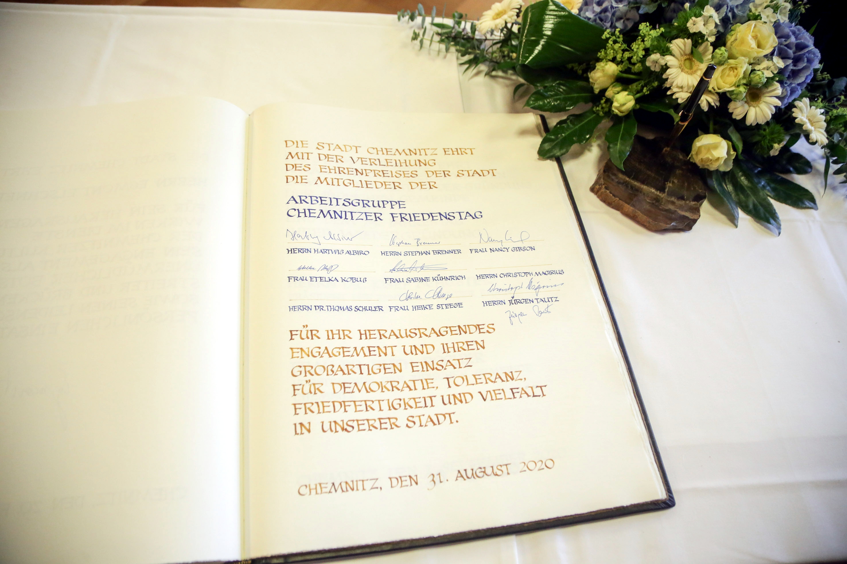 Die AG Friedenstag wurde mit dem Ehrenpreis der Stadt Chemnitz ausgezeichnet und durfte sich ins Goldene Buch der Stadt Chemnitz eintragen.