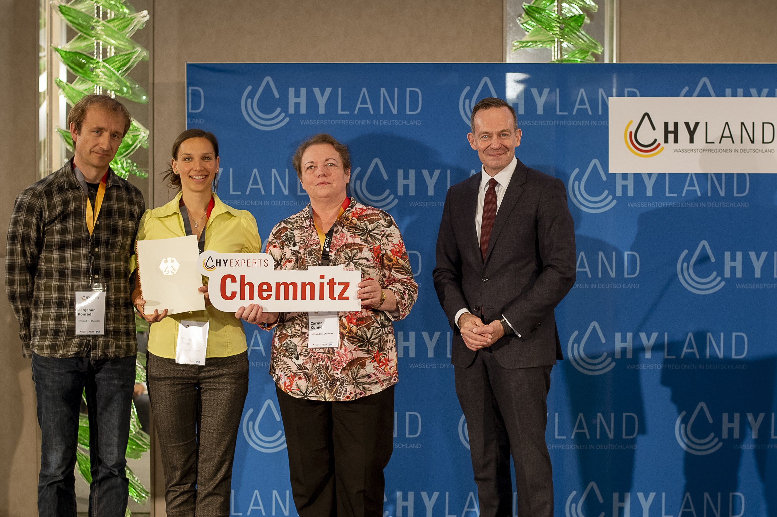 Benjamin Konrad, Sachbearbeiter Klimaschutz im Umweltamt der Stadt Chemnitz; Michelle Vinke, HZwo e.V.; Carina Kühnel, amt. Leiterin des Umweltamtes der Stadt Chemnitz, und Dr. Volker Wissing, Bundesminister für Digitales und Verkehr (v.l.) bei der Preisverleihung.