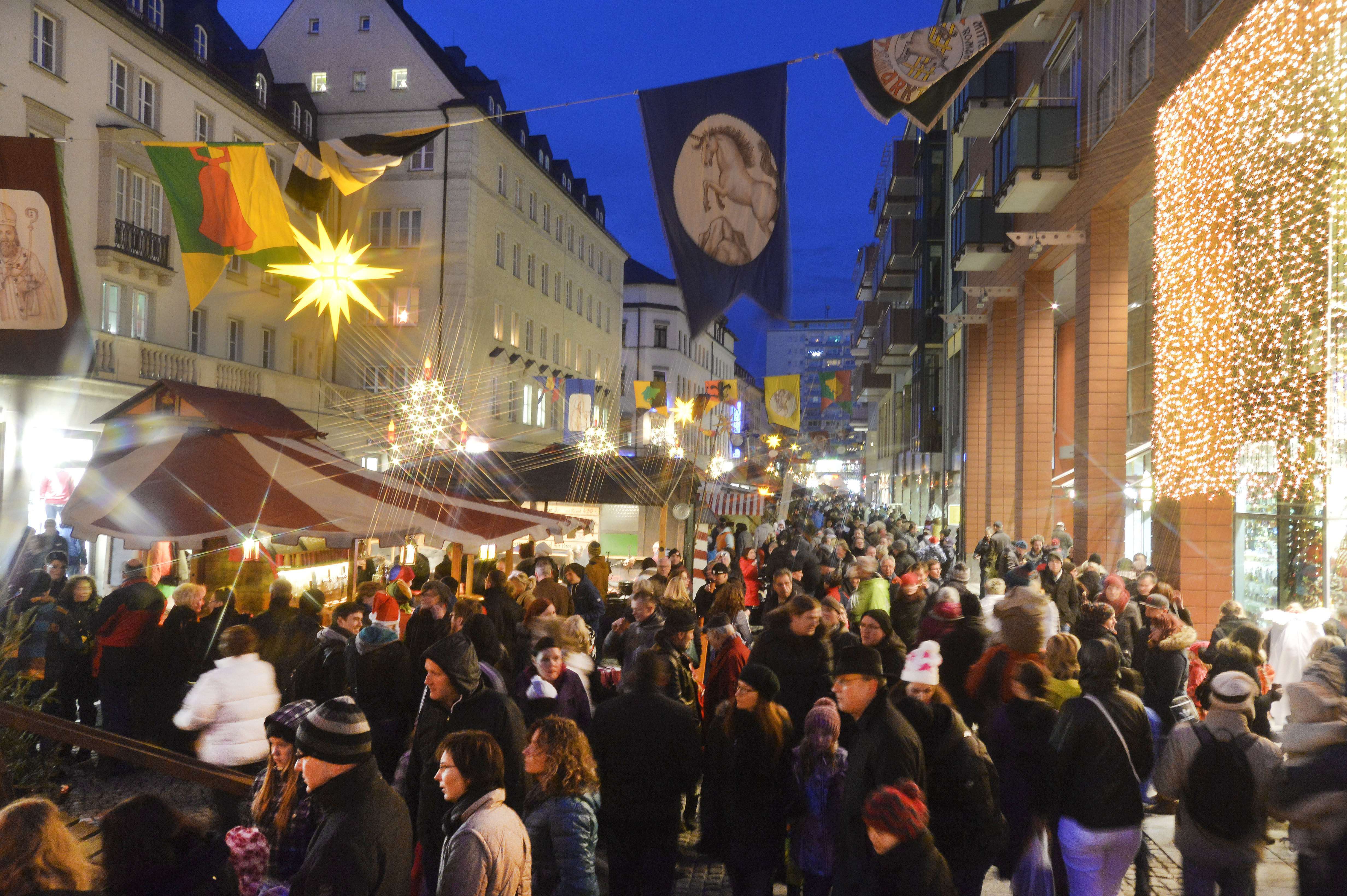 Reges Treiben bei der Klosterweihnacht in der Inneren Klosterstraße