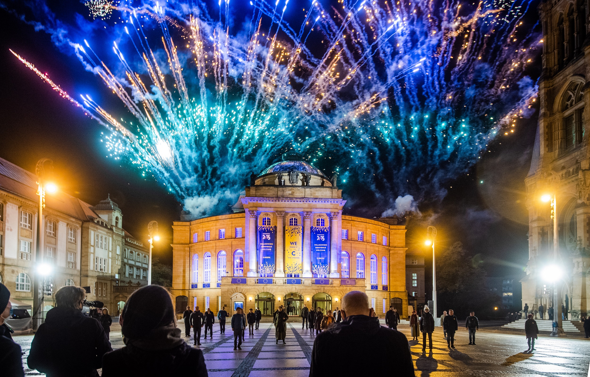 Ein Feuerwerk und ein Chor mit 