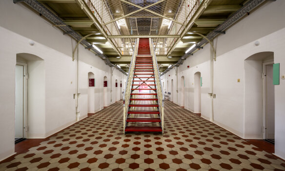Die Hafthalle des früheren Hafttrakts B: In den einstigen Zellen werden Haftschicksale aus der Zeit des Häftlingsfreikaufs, der Stasi-Untersuchungshaft und der sowjetischen Geheimpolizei NKWD/MGB erzählt, aber auch aus der Zeit des Nationalsozialismus. 