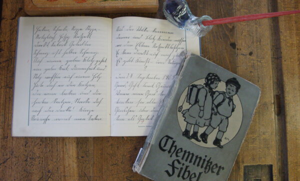 Ausstellungsstücke im Ebersdorfer Schulmuseum