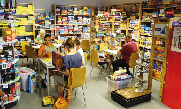 2.700 Gesellschaftsspiele stehen den Gästen im gut sortierten Spieleraum zur Verfügung. Die Bandbreite umfasst dabei Klassiker ebenso wie Neuheiten sowie alle Spiel-des-Jahres-Gewinner.