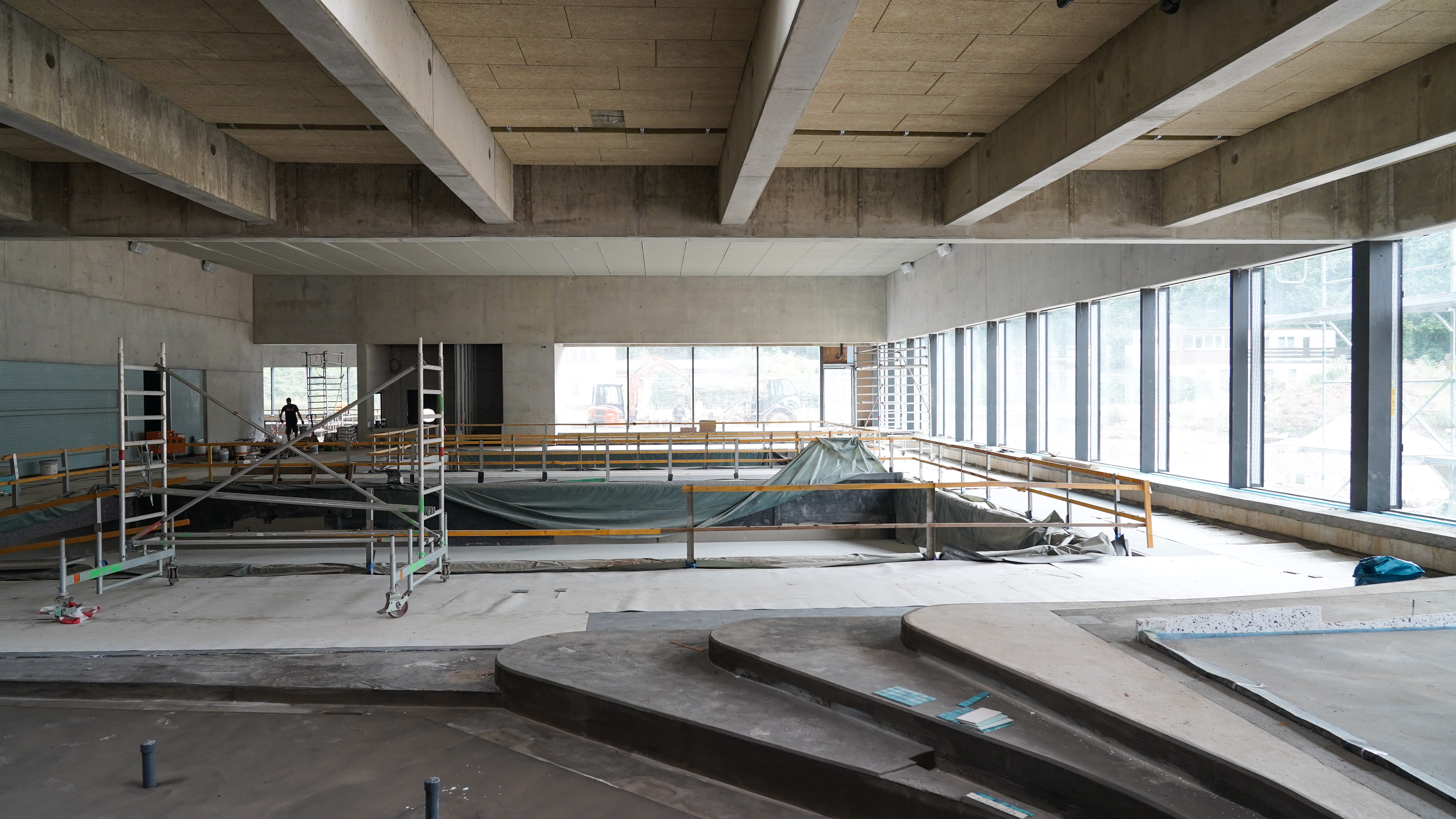 Die neue Schwimmhalle wird über ein 25-Meter-Schwimmbecken mit sechs Bahnen sowie über ein Lehrschwimmbecken verfügen, das auch von Schulen für den Schwimmunterricht genutzt werden kann.