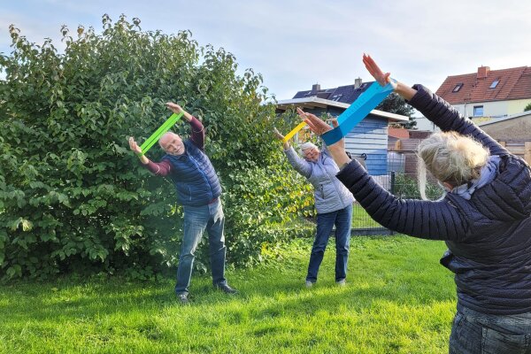 Senior:innen beim Sportübungen mit dem Terraband