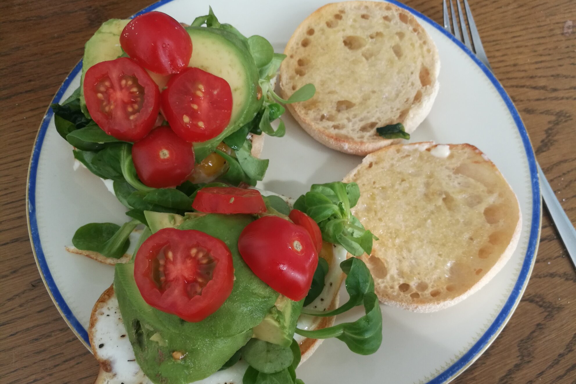 Ein belegtes Pausenbrot kann auch gleich einen Gemüseanteil enthalten