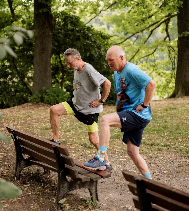 Senior:innen im Park beim Bewegungsprogramm "MoKo-Fit"