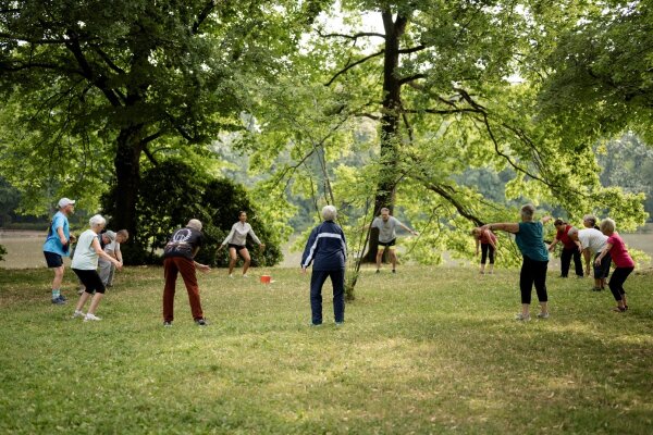 Senior:innen im Park beim Bewegungsprogramm "MoKo-Fit"