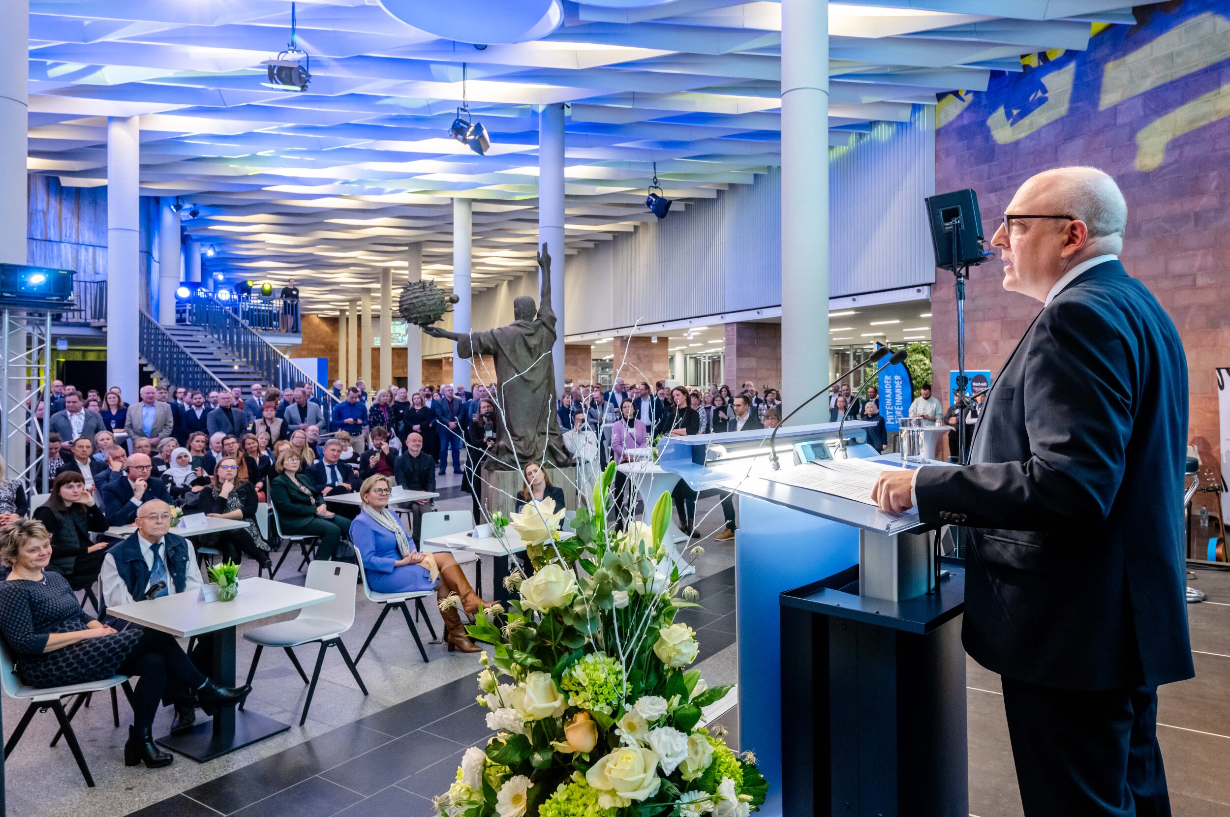 Oberbürgermeister Sven Schulze hält zum Neujahrsempfang seine Rede vor hunderten Gästen im Foyer der Stadthalle.