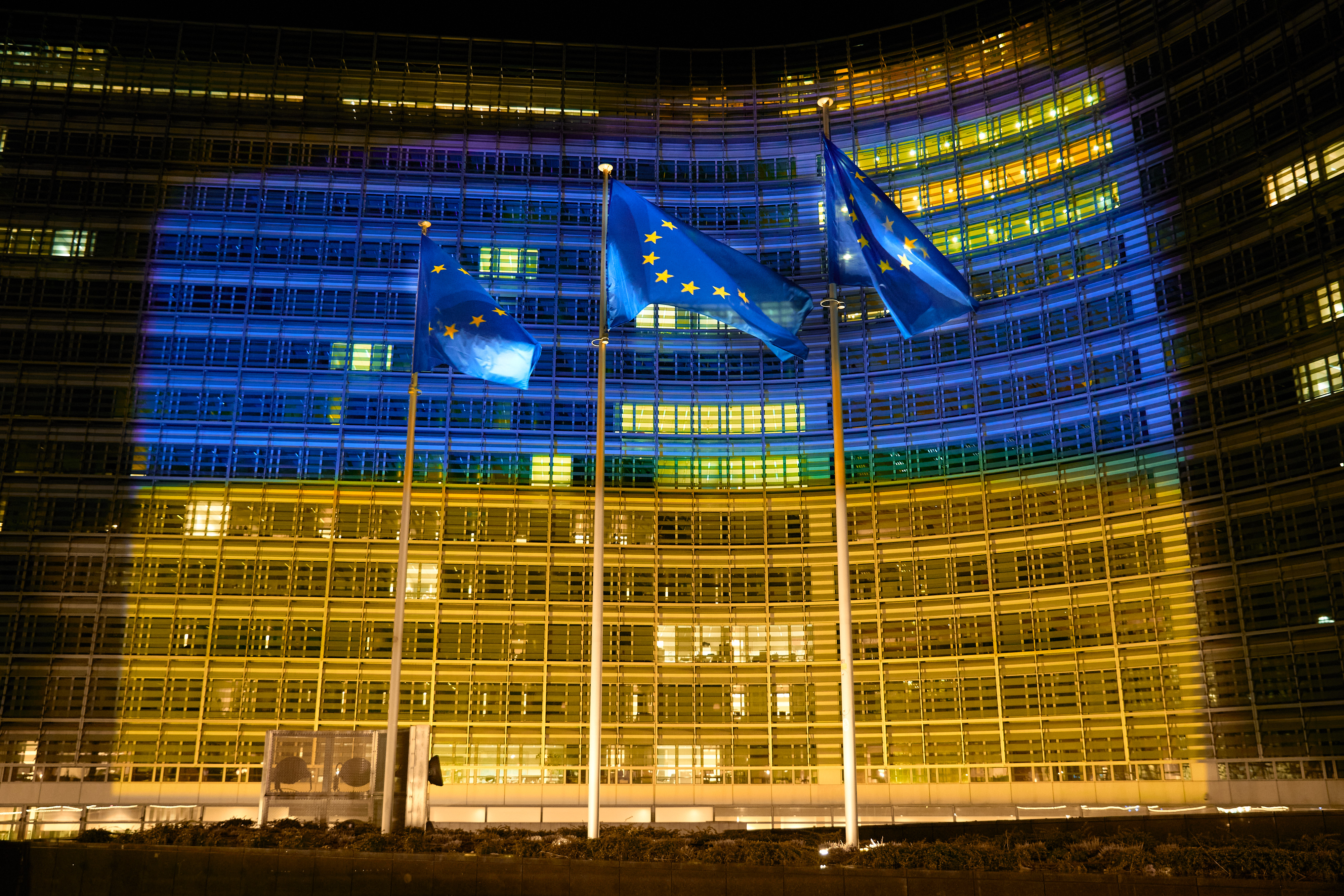 Berlaymont Gebäude wird in blau und gelb angestrahlt