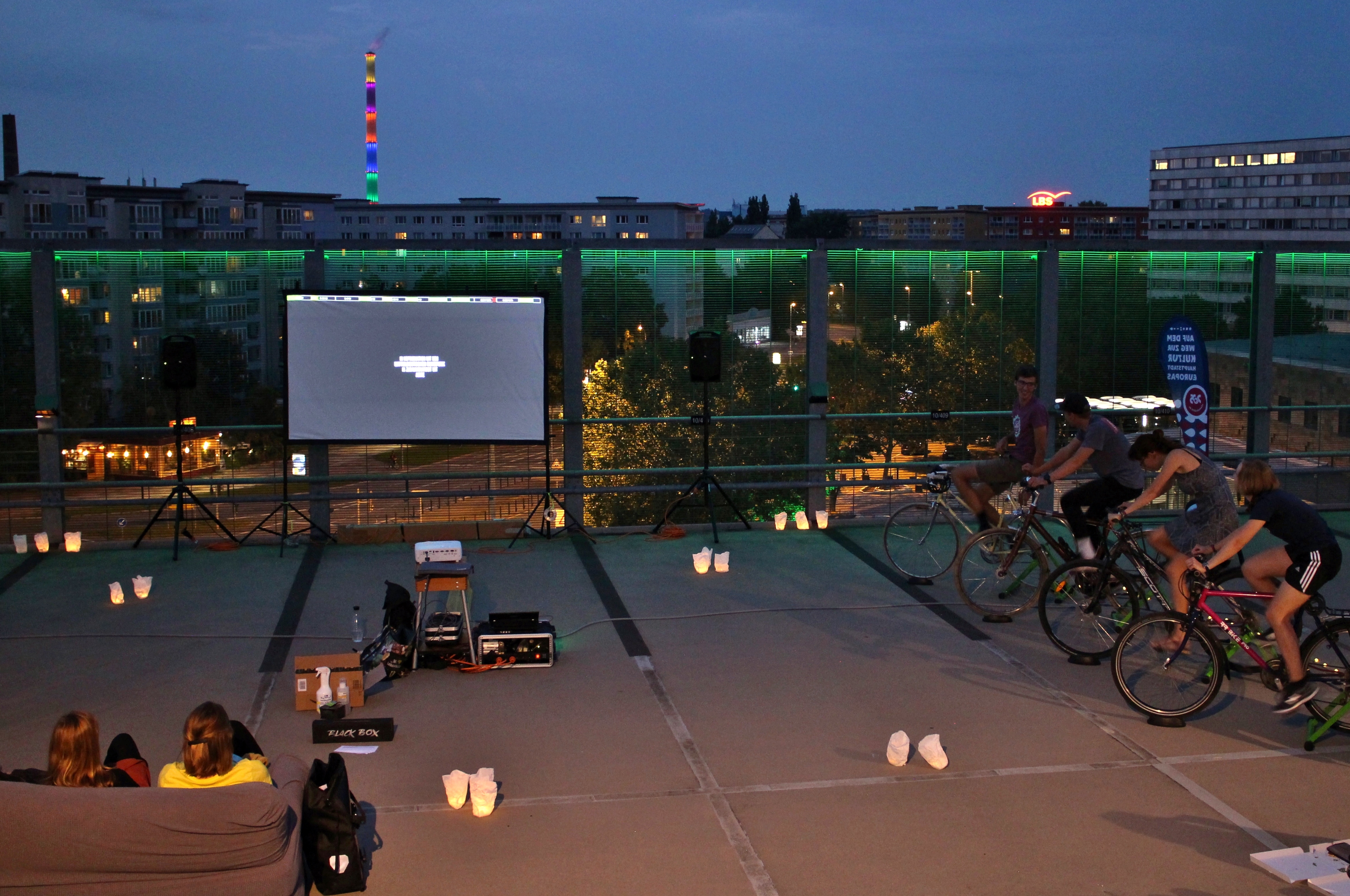 Fahrradkino in der Europäischen Mobilitätswoche 2020 auf dem Parkdeck der Rathauspassagen