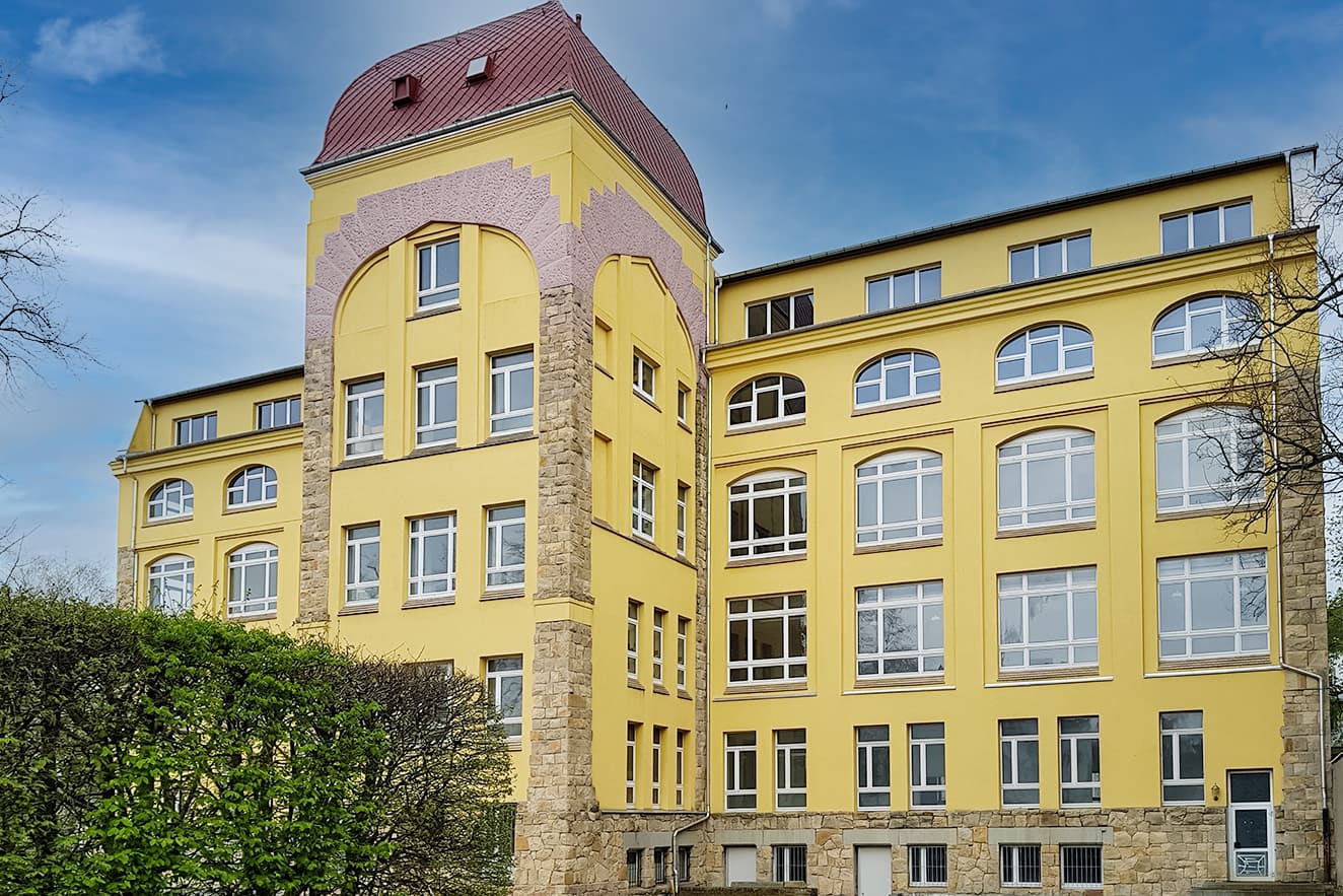 In einem ehemaligen Farbrikgebäude in der Seumestraße 2-6, in un-mittelbarer Nähe zum Schloßteich, ist das stefan-heym-gymnasium künftig zu finden.