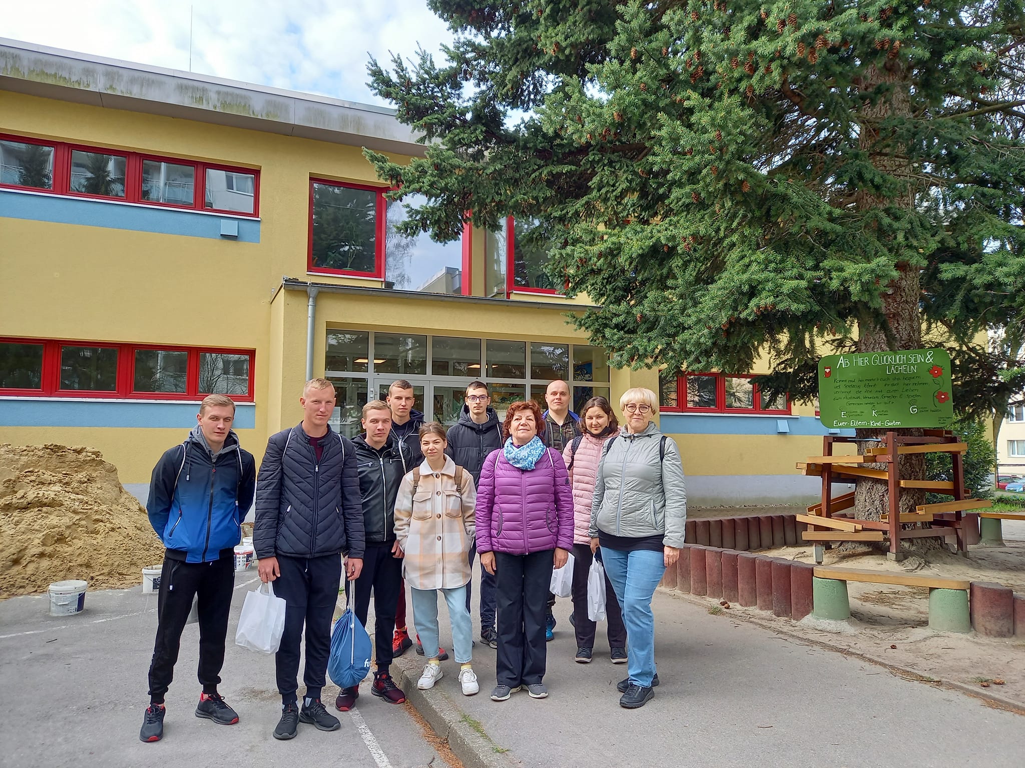 Die tschechischen Teilnehmenden unterstützen tatkräftig den KJF Kin-dergarten „Zeißigwaldfüchse“.