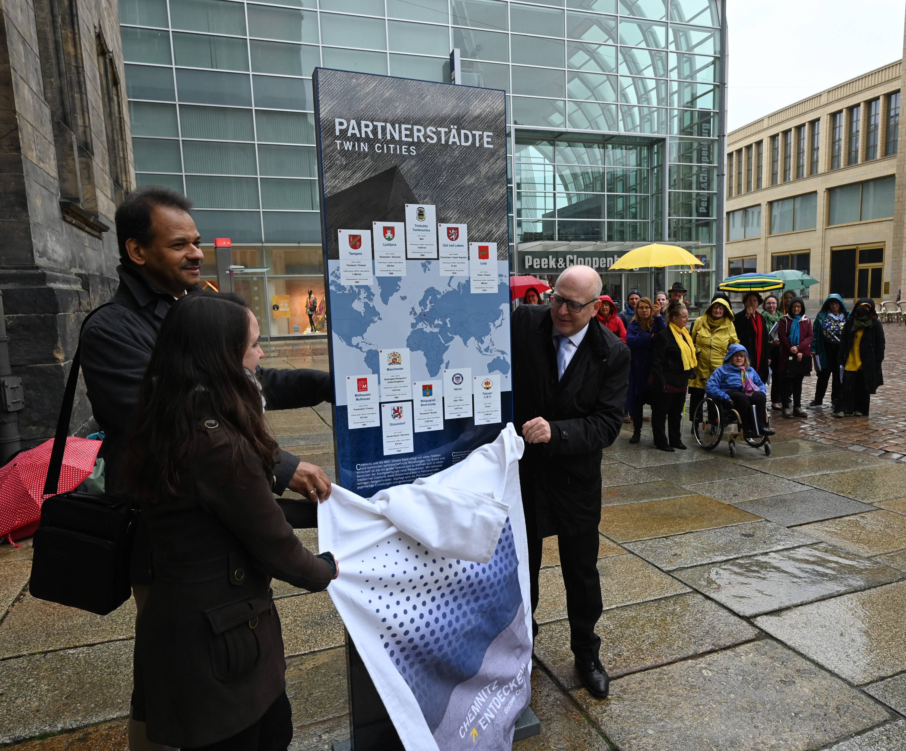 Am 24. April 2022 wurde die Stele zu den Chemnitzer Partnerstädten auf dem Neumarkt eingeweiht.