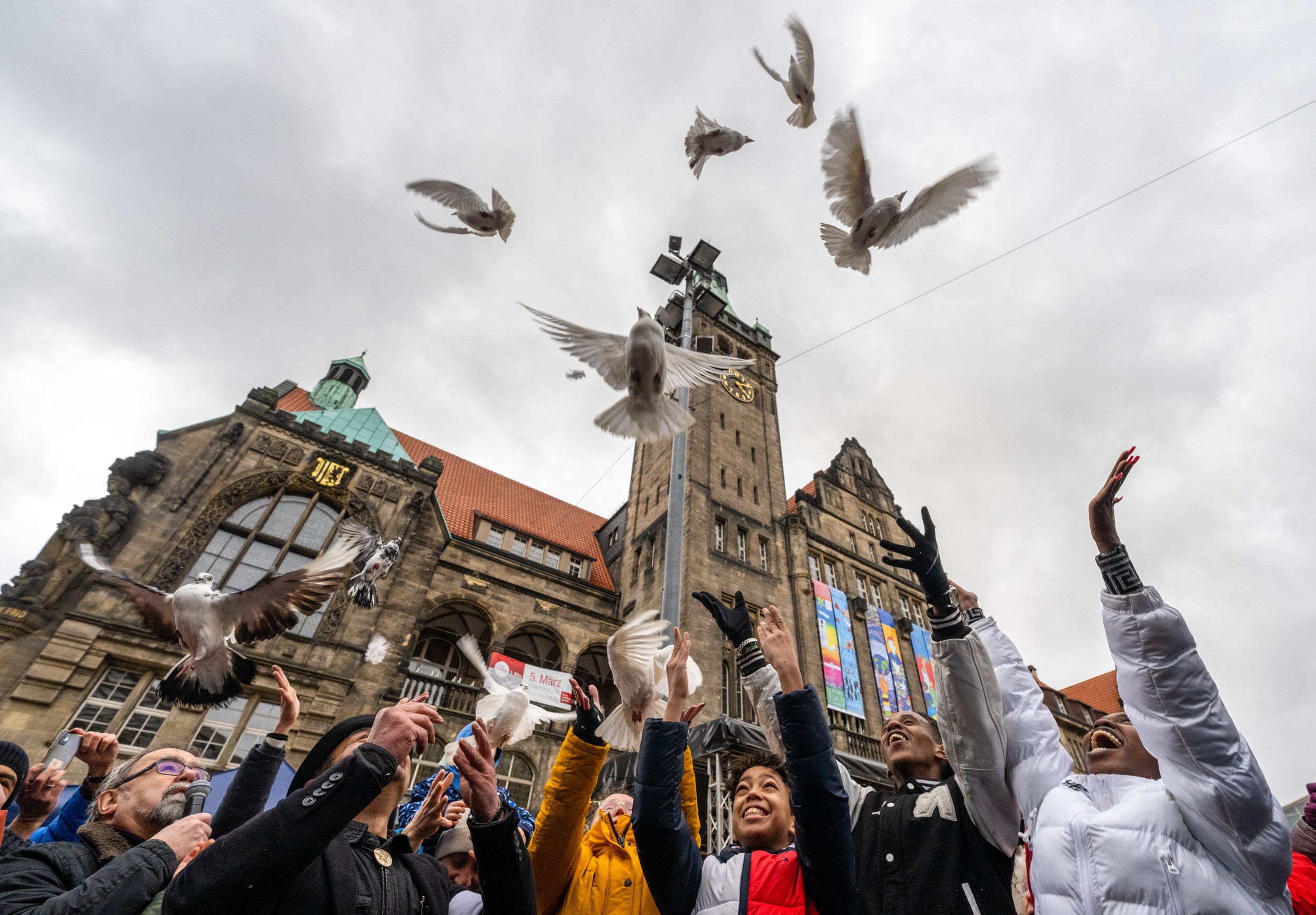 Friedenstauben symbolisieren den Wunsch nach Frieden.