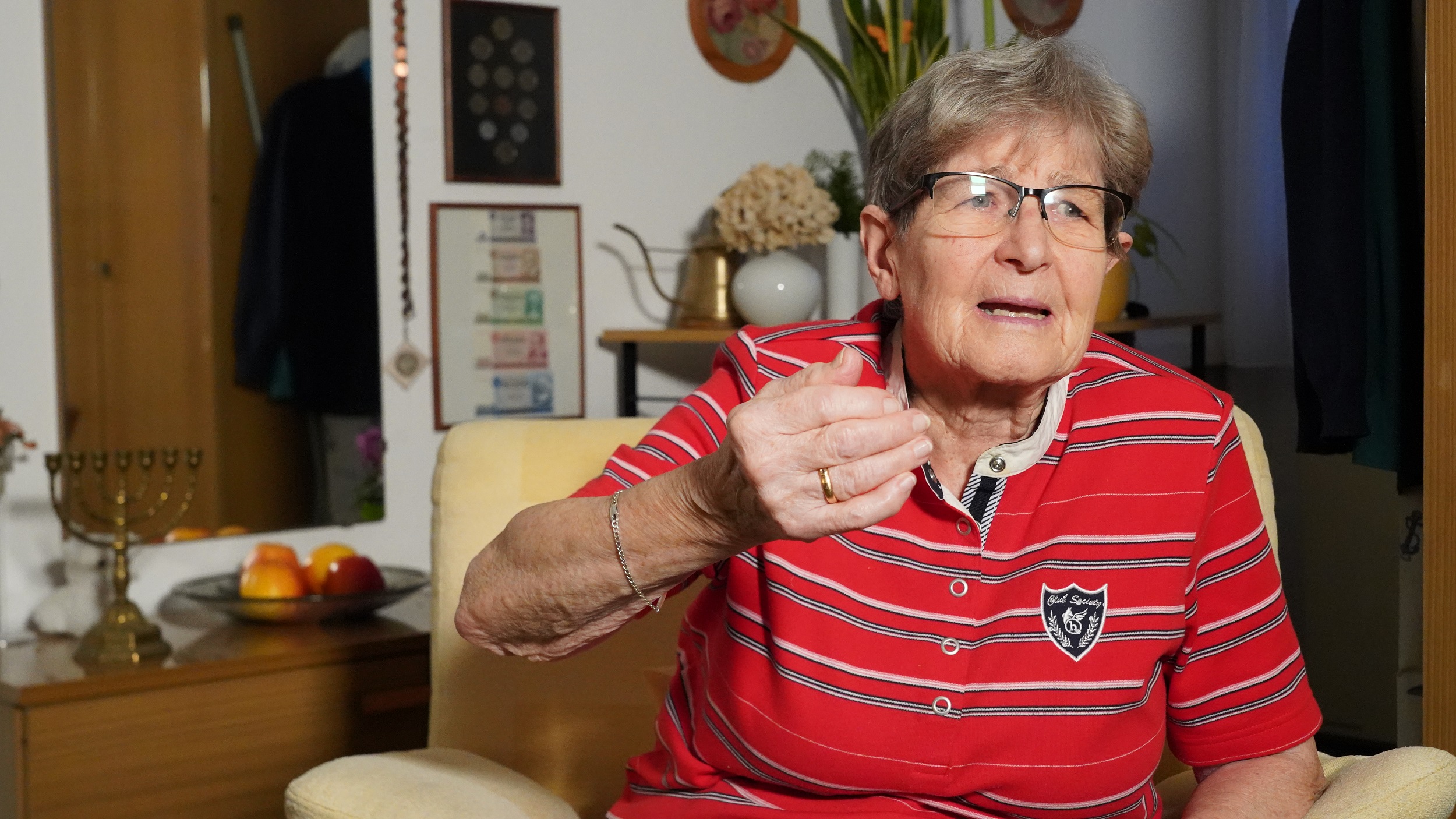 Renate Aris hat den Holocaust überlebt. Davon zu erzählen, ist ihr ein großes Anliegen. Die Stadt Chemnitz hat ihr im Jahr 2022 für ihre Lebensleistung den Ehrenpreis des Chemnitzer Friedenspreises verliehen. Bereits 2010 durfte sie sich ins Goldene Buch der Stadt eintragen.