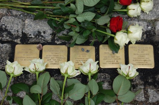 Stolpersteine für David, Rosa, Hermann Mördler sowie Erna Anna und Minna Brandwein