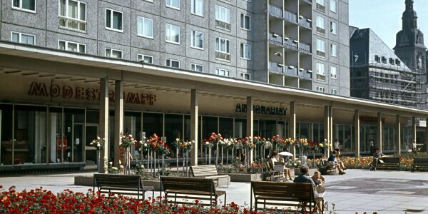 Ab Ende der 1960er-Jahren macht der Rosenhof mit seinen zahlreichen Rosenstöcken seinem Namen alle Ehre.