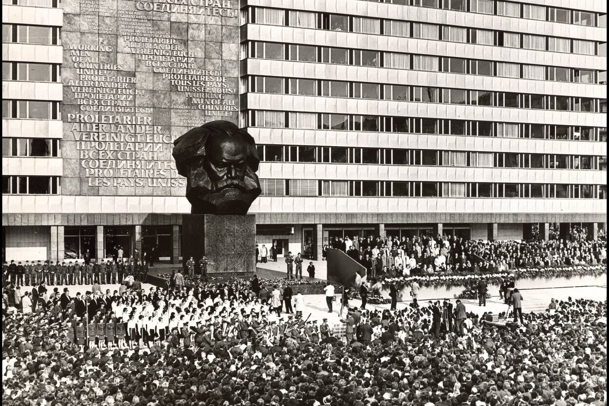 Vor etwa 250.000 Menschen wurde am 9. Oktober 1971 das Karl-Marx-Monument feierlich enthüllt.