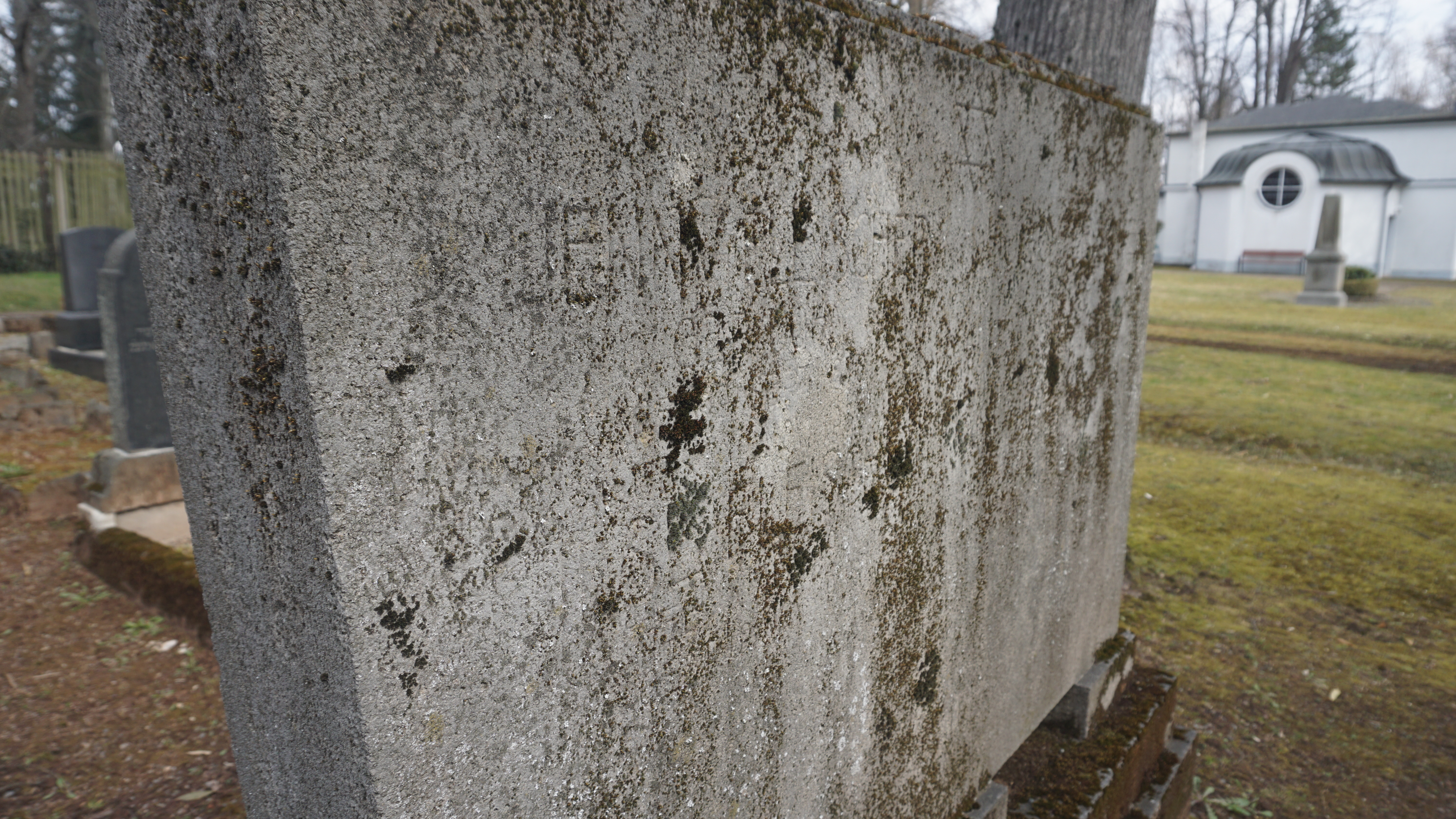 Der Grabstein von Jenny und Ilse Fleischer auf dem Jüdischen Friedhof in Chemnitz.