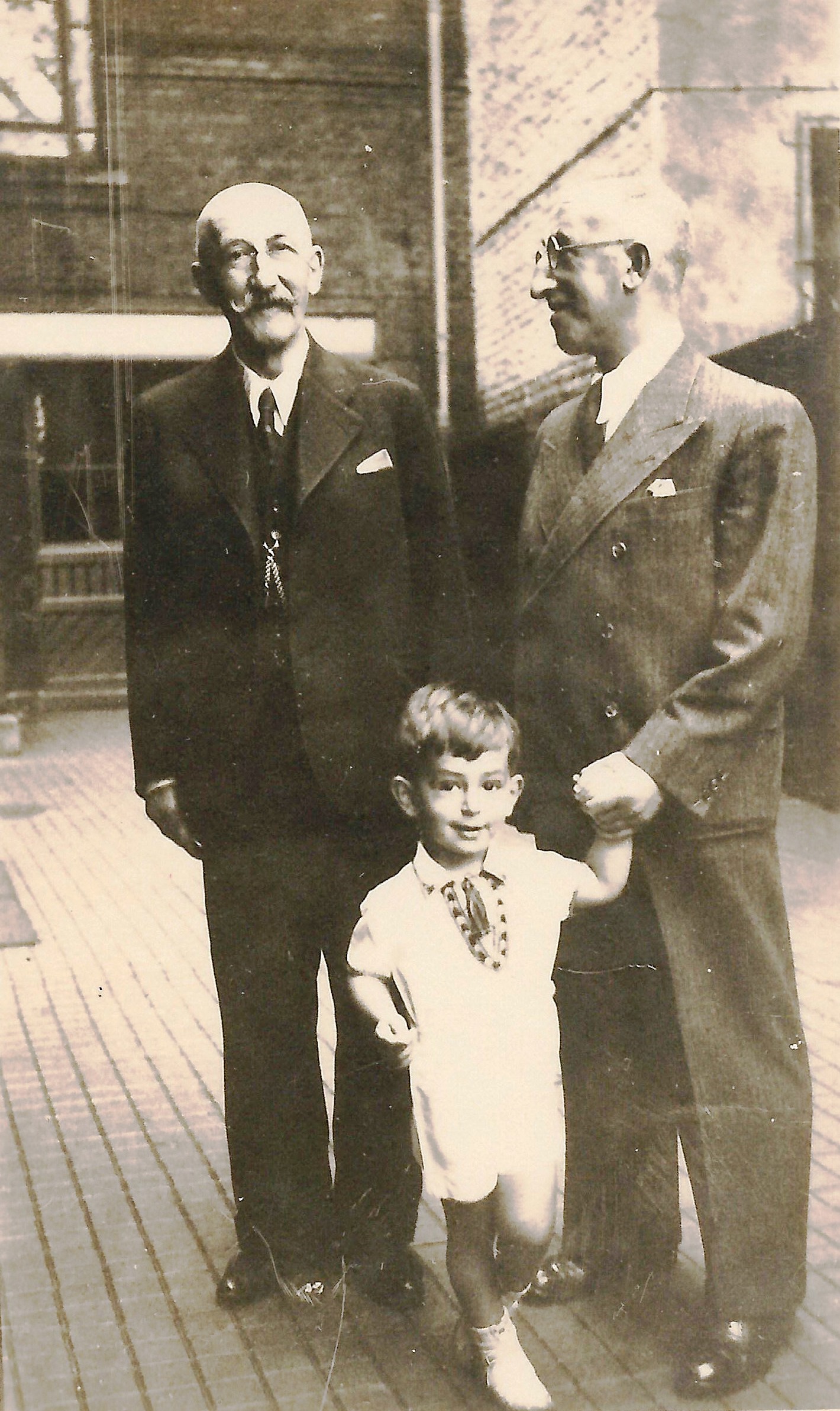 Heinrich Guttmann (re.) mit Vater und Sohn (1934)