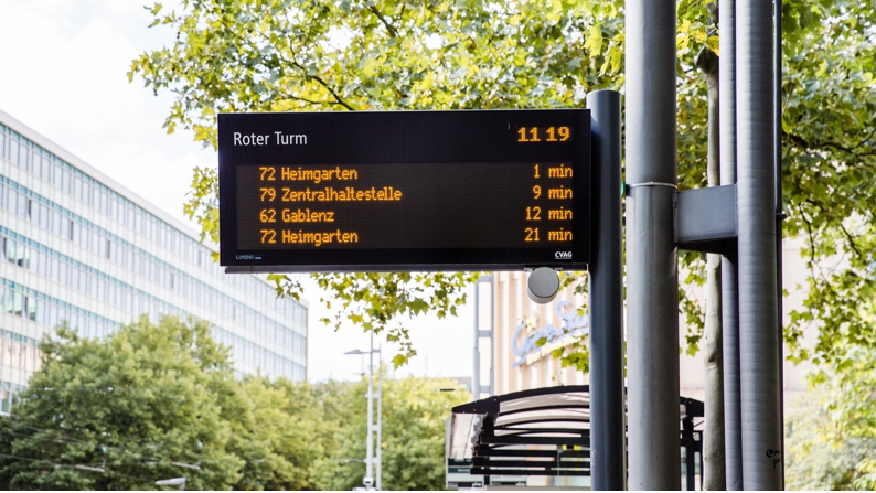 Auch auf den Fahrgastinformationstafeln der CVAG können im Bedarfsfall Warnmeldungen ausgepielt werden.