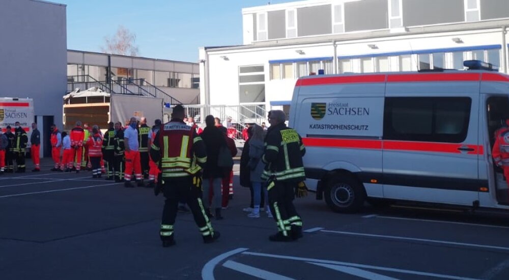 Mitarbeiter des Katastrophenschutzes bereiten die Messe Chemnitz als Evakuierungsobjekt vor