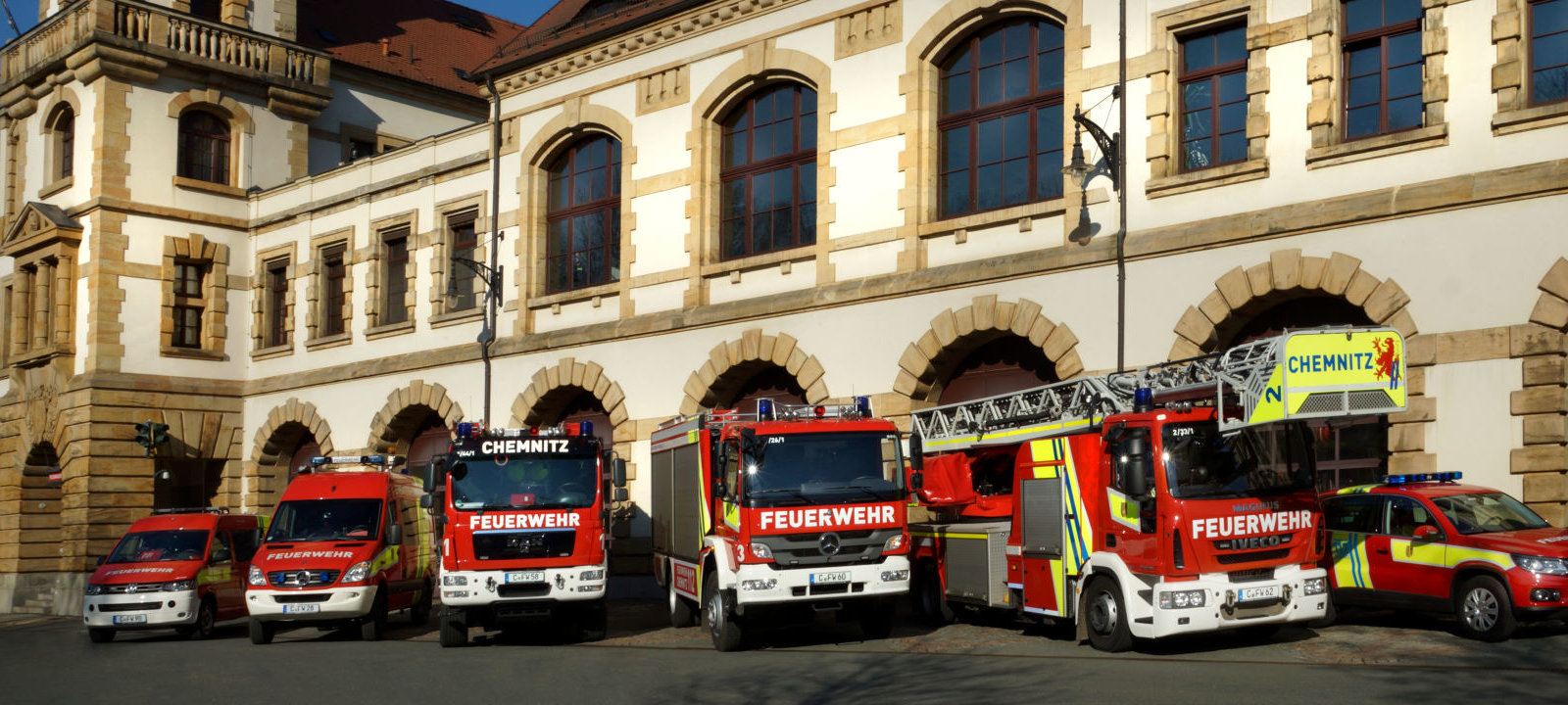 Ein moderner Löschzug vor der Hauptfeuerwehr Schadestraße
