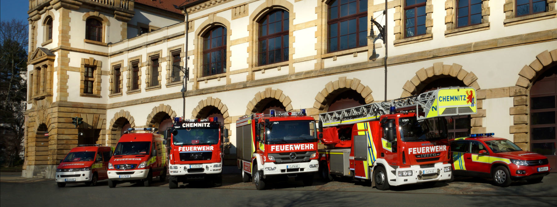 Ein moderner Löschzug vor der Hauptfeuerwehr Schadestraße