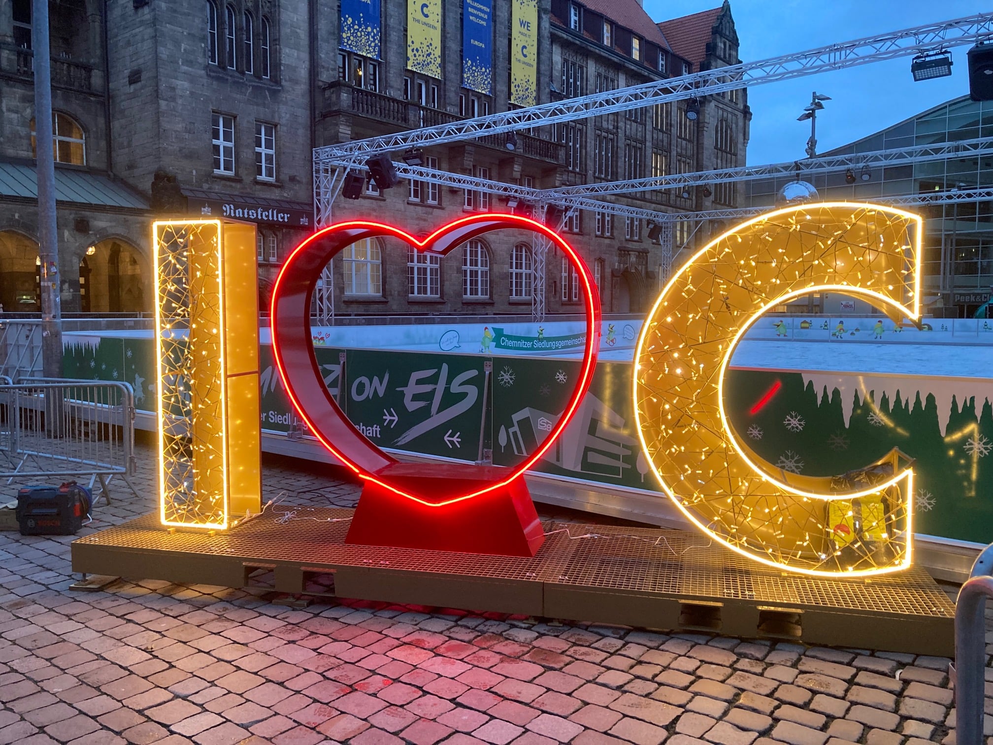 Der Fotopoint "IloveChemnitz" kommt vorläufig auf dem Neumarkt beim "Chemnitzer Eiszauber" zum Einsatz.