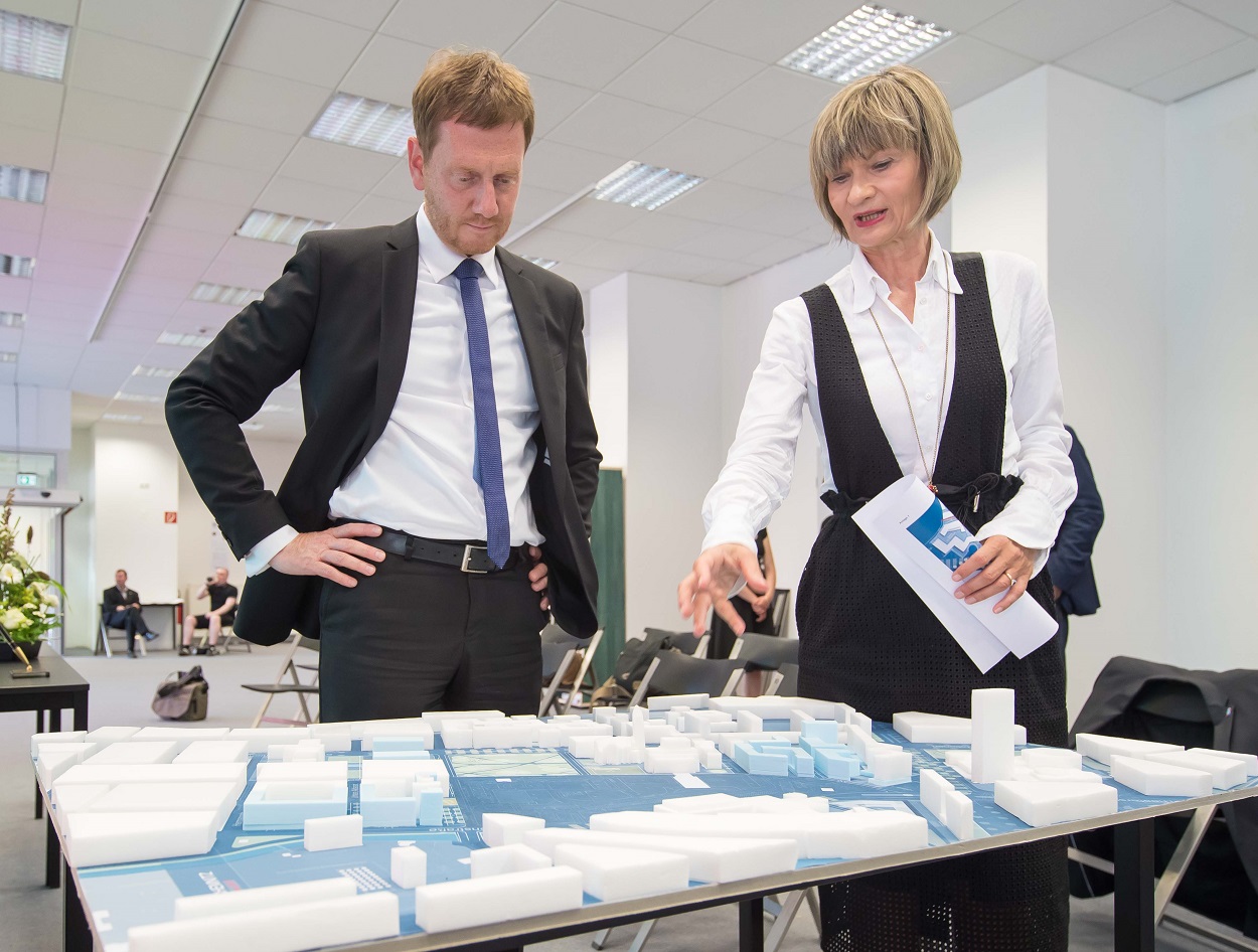 Sachsens Ministerpräsident Michael Kretschmer und Oberbürgermeisterin Barbara Ludwig diskutieren am Modell der Chemnitzer Innenstadt die geplanten Vorhaben.