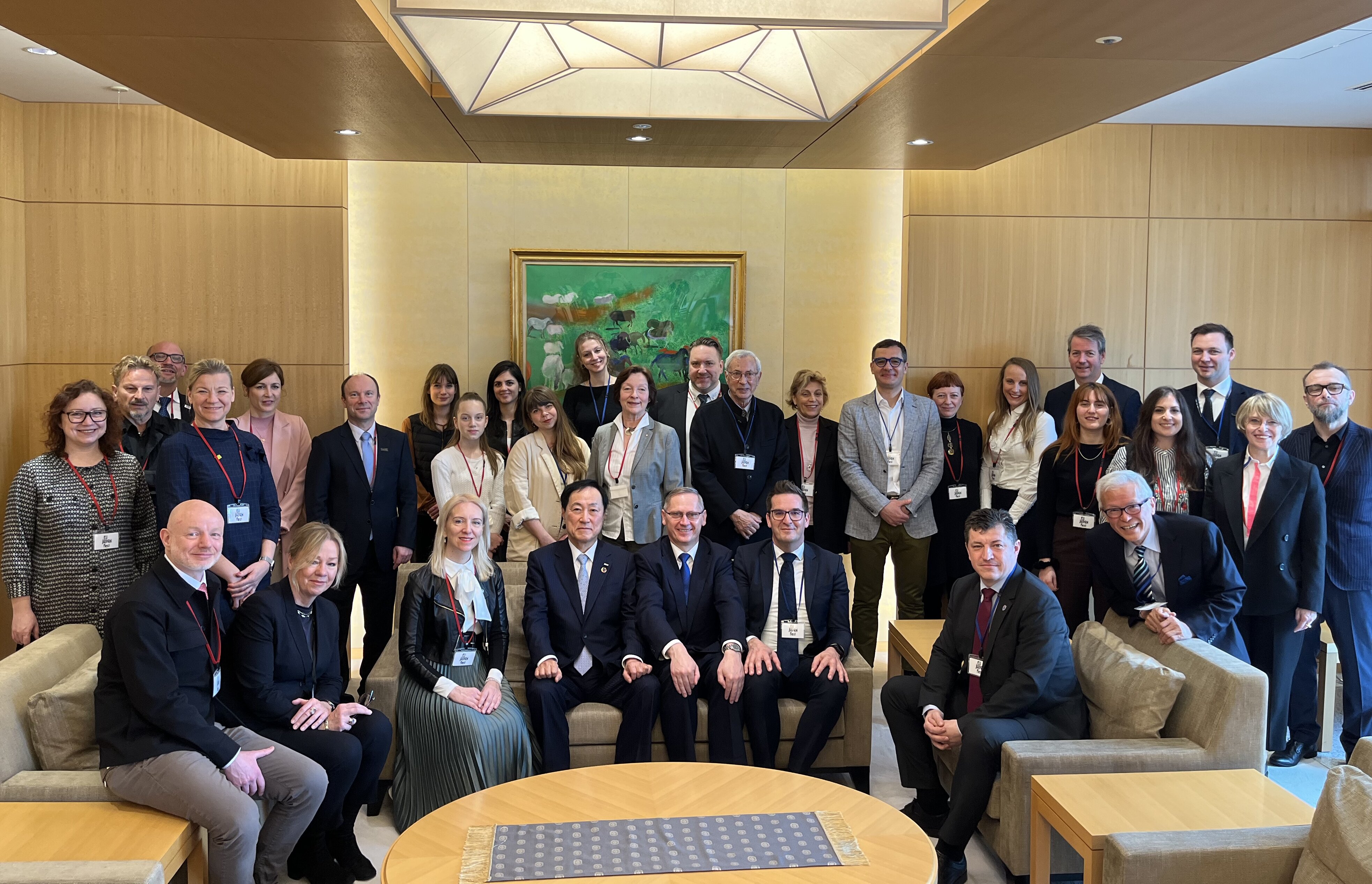 Treffen der Delegationen europäischer Kulturhauptstädte bei der Stiftung EU-Japan-Fest auf Einladung des Schirmherren Yasuhiro Sato, früherer Vorstandschef der Mizuho Financial Group. Die Stadt Chemnitz war durch Kulturbürgermeisterin Dagmar Ruscheinsky und Stefan Schmidtke, Programmgeschäftsführer der Kulturhauptstadt Europas Chemnitz 2025 GmbH, vertreten.