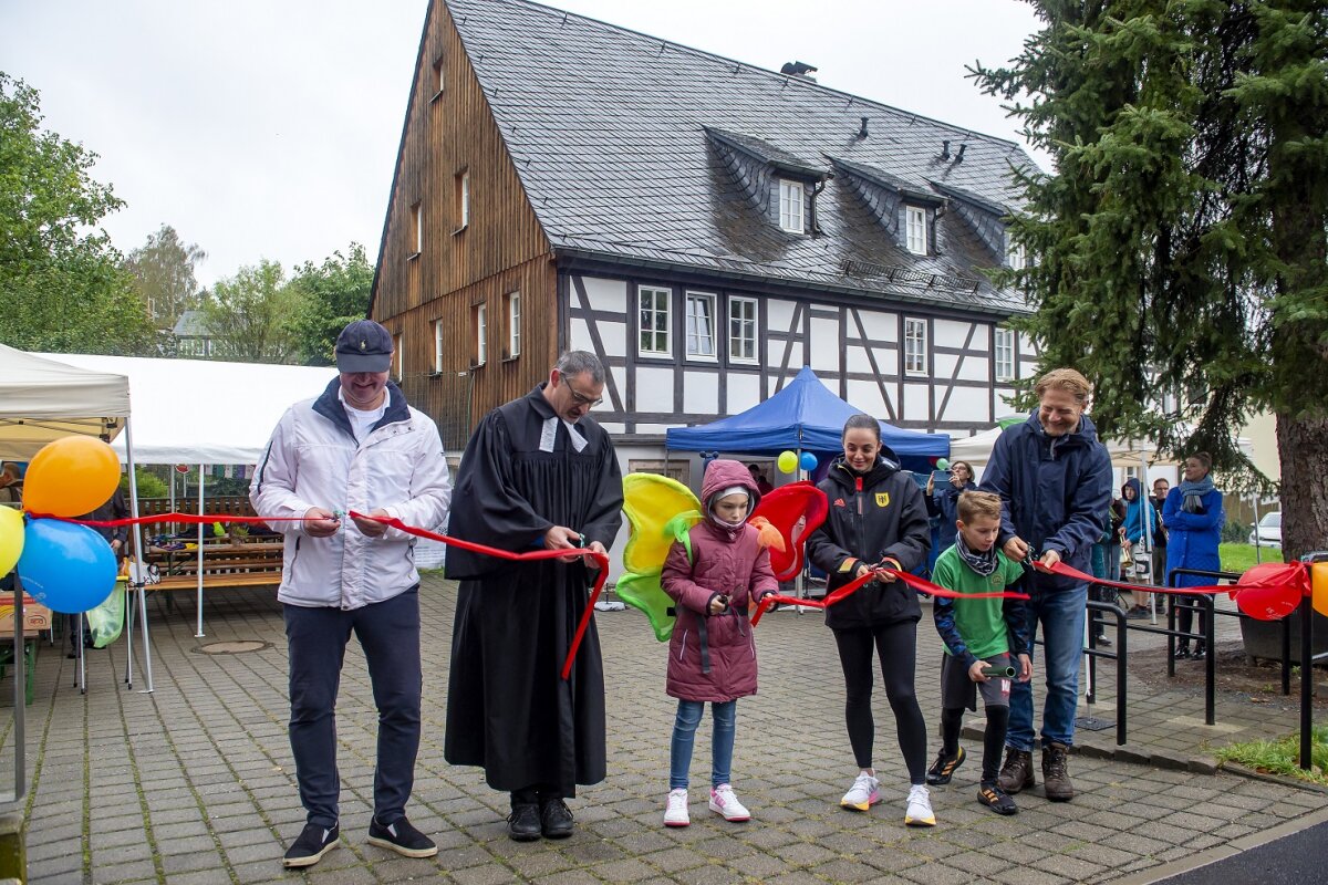 Der Kulturpfad Höhenweg 2025 wurde auf dem Vorplatz der Kirchgemeinde Adelsberg feierlich eröffnet.