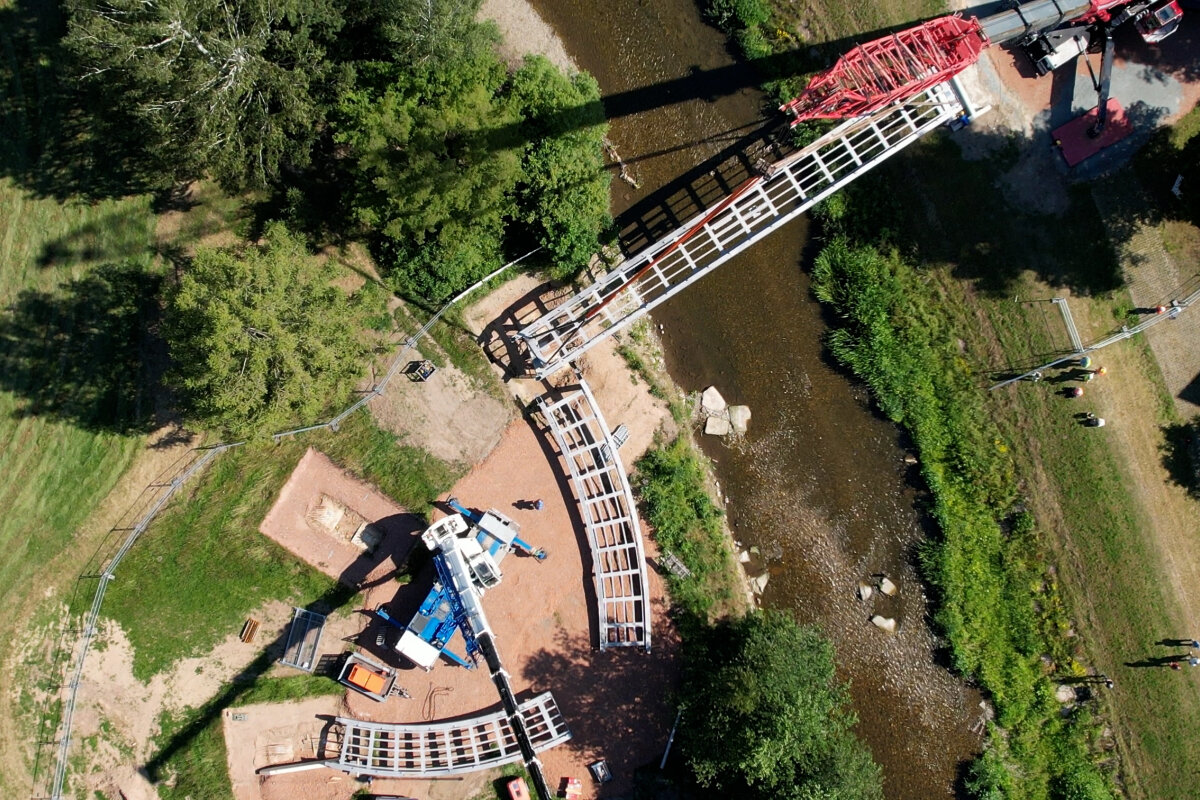 Die neue Brücke besteht aus drei Teilsegmenten, die nacheinander eingehoben und montiert wurden.