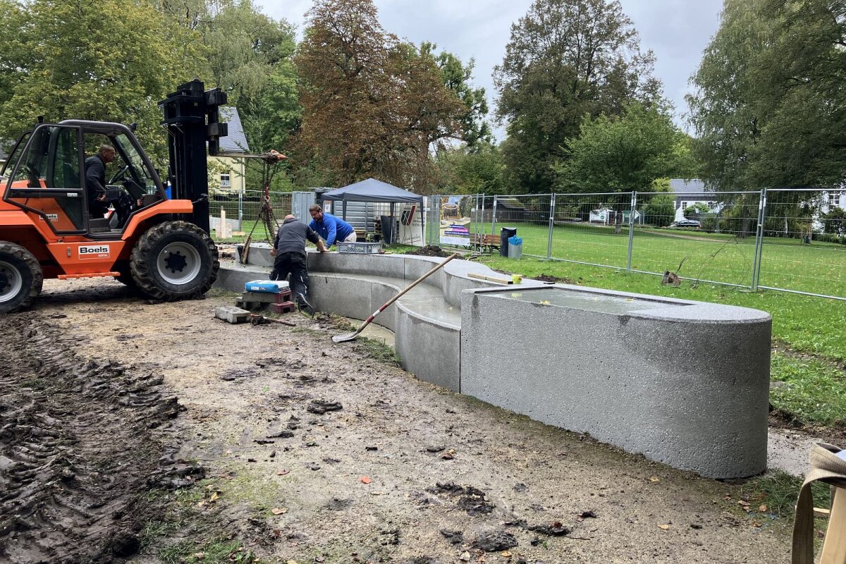 Im Frei-Otto-Park laufen die Bauarbeiten für die Montage der Pergola. 