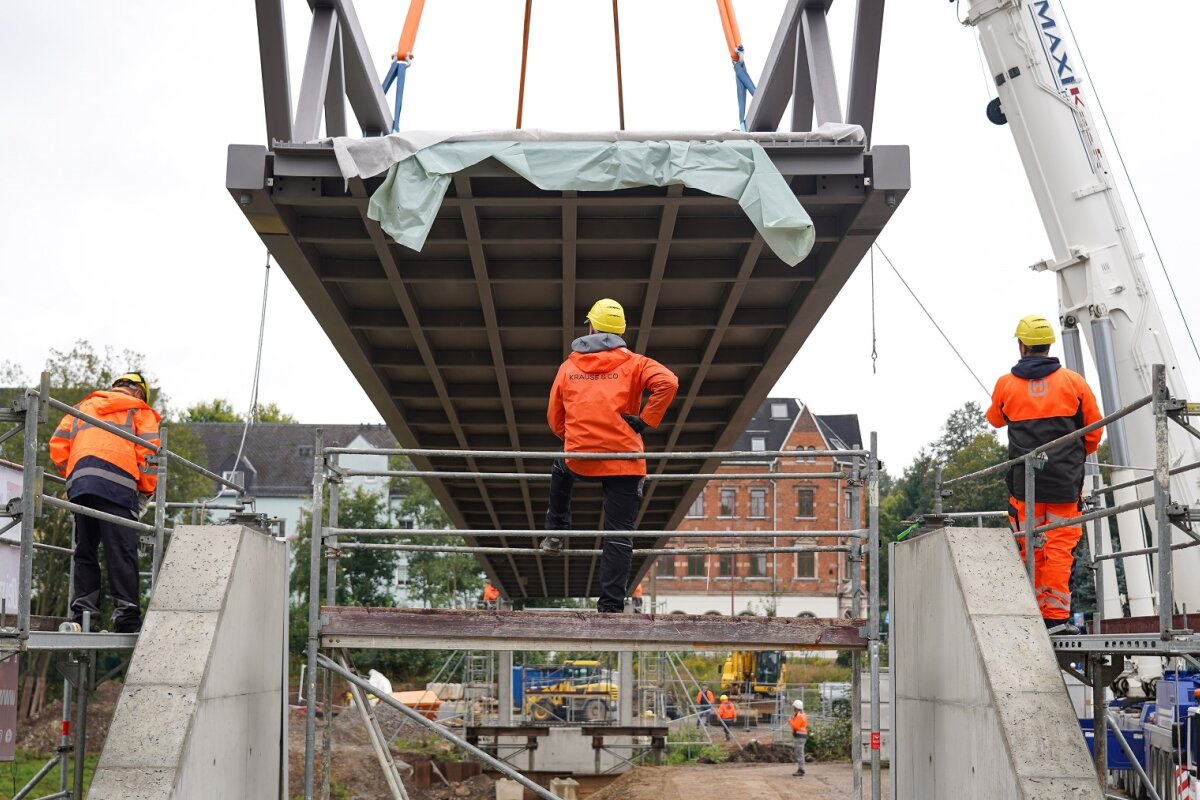 Im September wurde die Talbrücke im Grünzug Pleißenbach eingehoben.