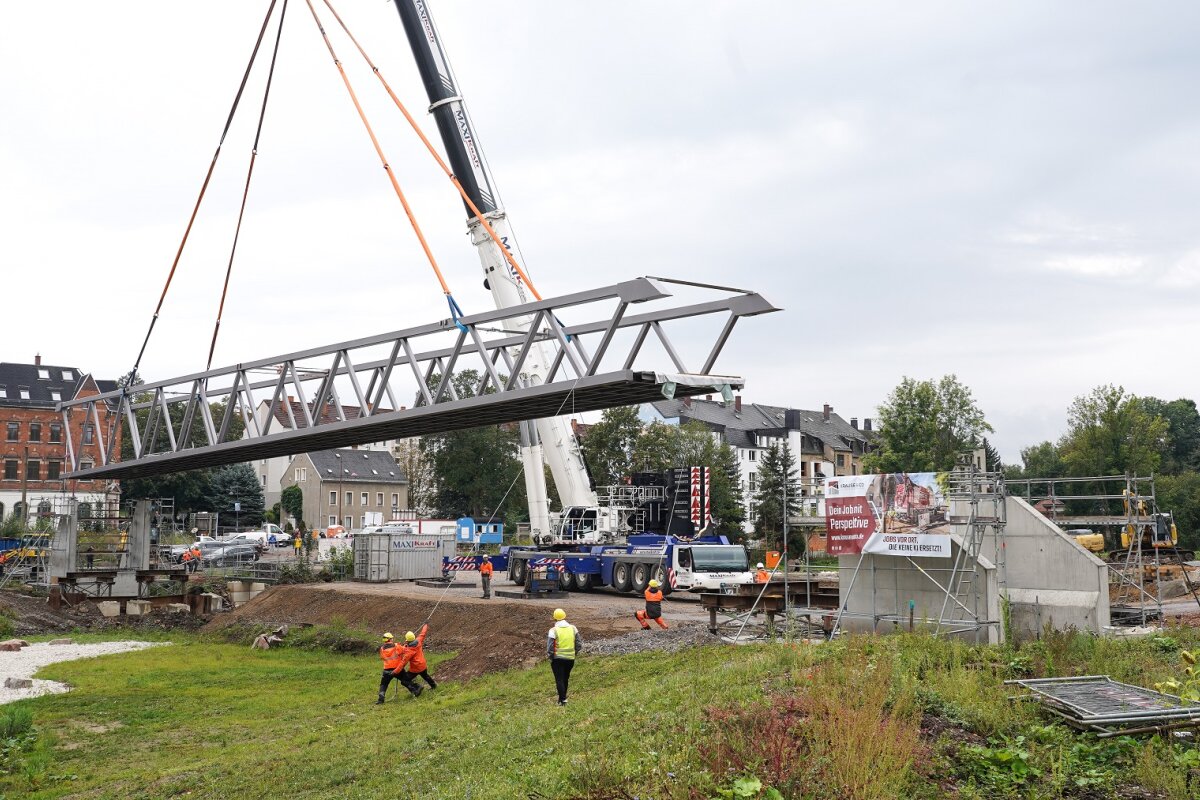 Am 13. September 2024 wurde die Talbrücke im Grünzug Pleißenbach eingehoben.