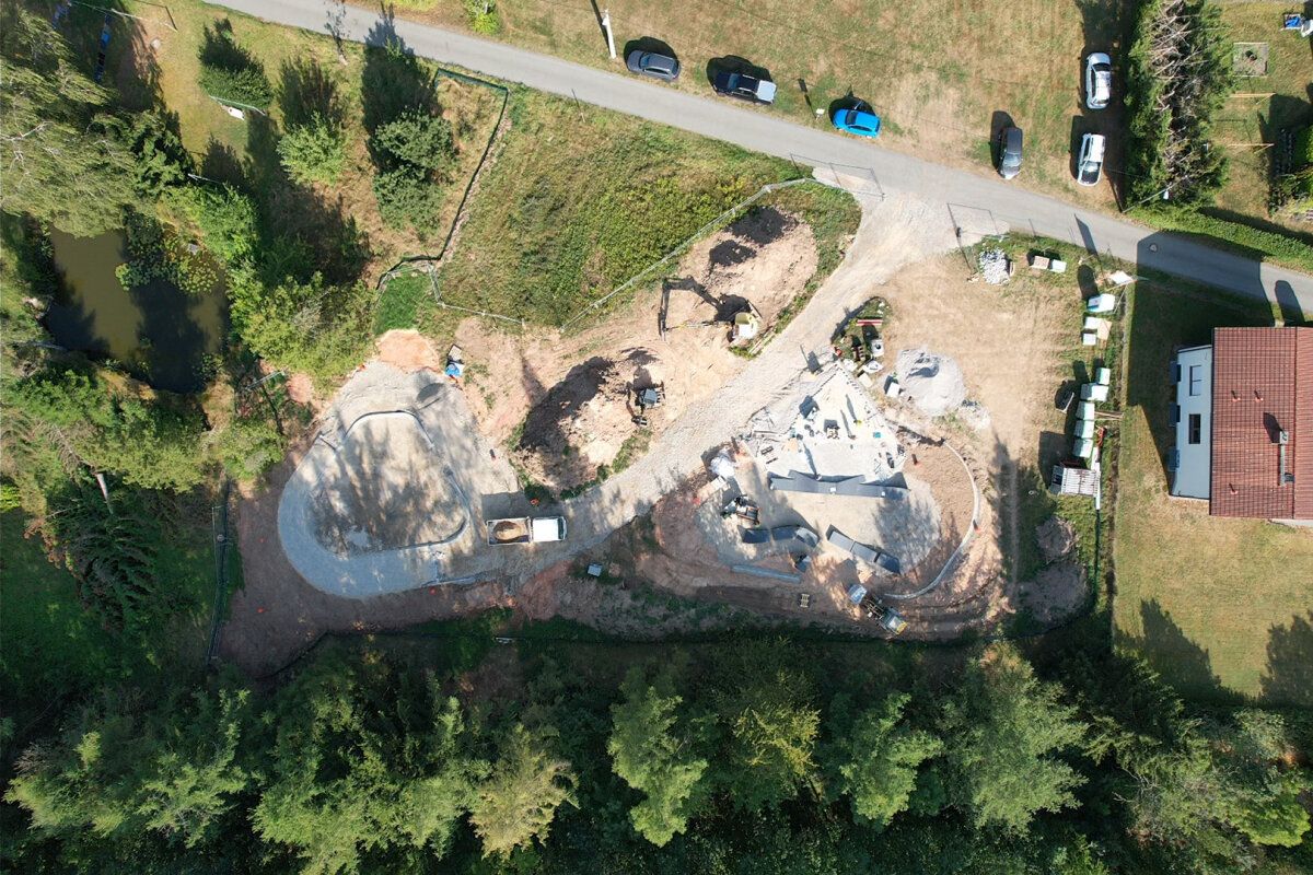 Der Aufbau des Pumptrack im Freizeitareal Bergstraße in Grüna hat begonnen.