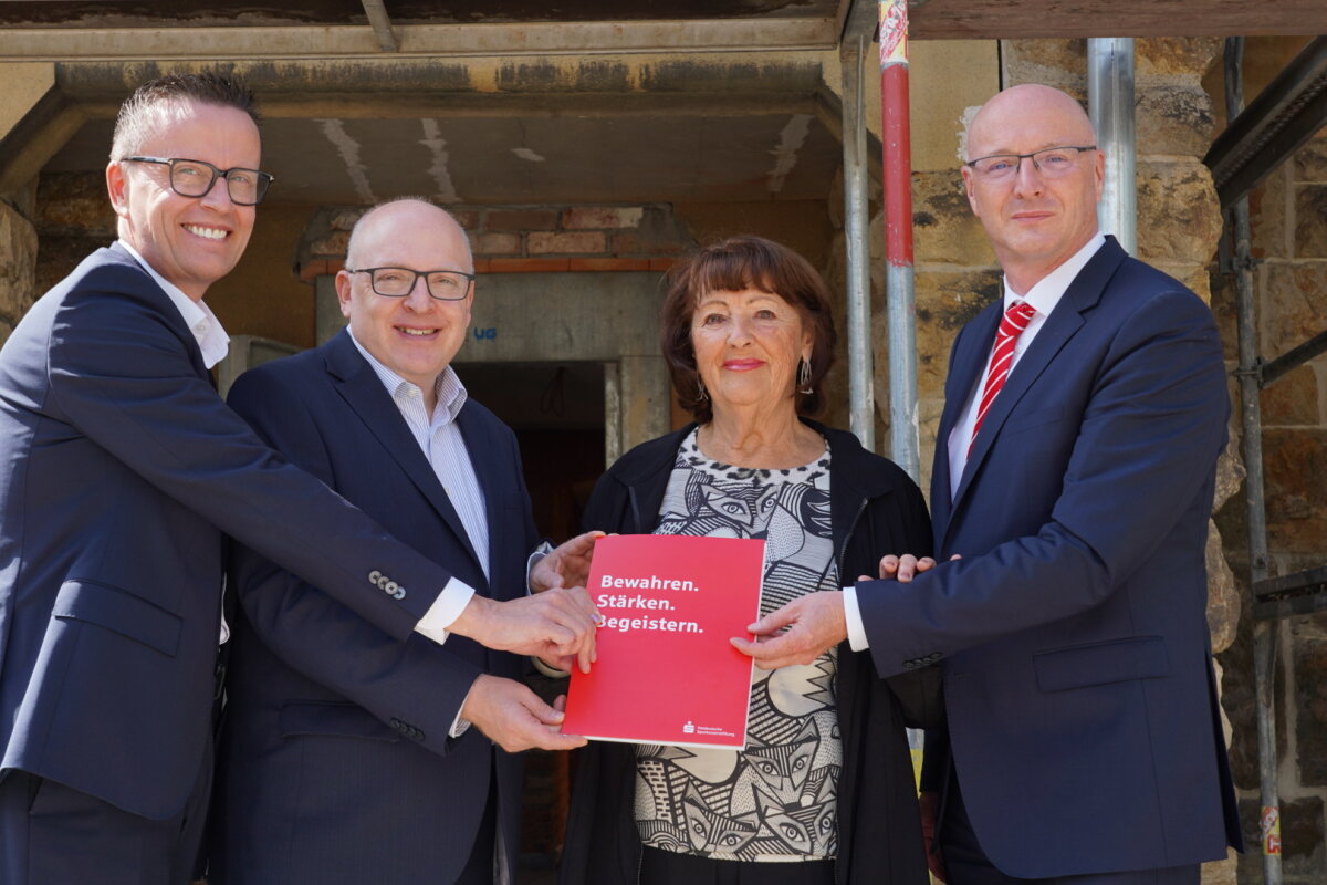 Ludger Weskamp, Vorsitzender des Vorstandes der Ostdeutschen Sparkassenstiftung, und Dr. Michael Kreuzkamp, Vorstandsvorsitzender der Sparkasse Chemnitz, übergaben die Förderzusage an Sonja Oehlschläger, Vorstandsvorsitzende der Stiftung zu Ehren von Karl Schmidt-Rottluff, und Oberbürgermeister Sven Schulze. 