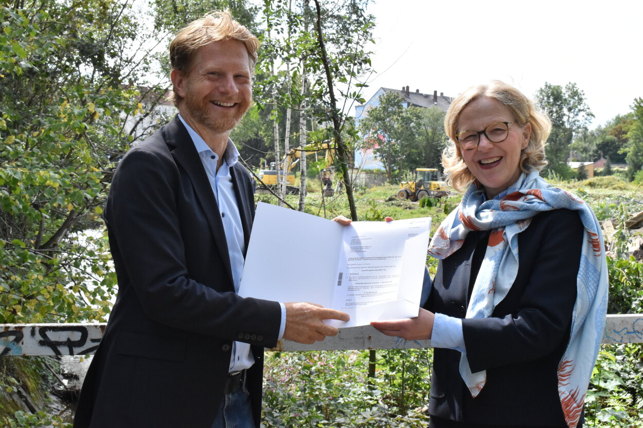 Regina Kraußhaar hat den Fördermittelbescheid an Baubürgermeister Michael Stötzer übergeben.