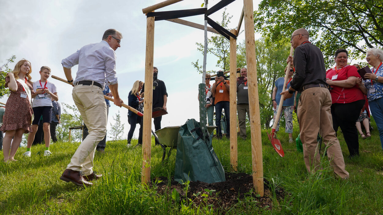 Die Weimarer Bürgerreisen spendeten Bäume für den neuen Park.