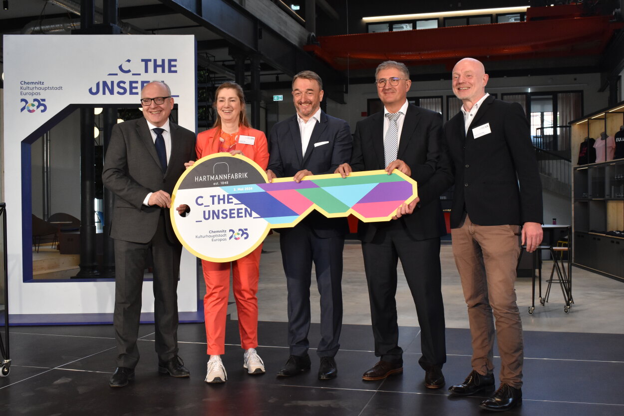 Schlüsselübergabe: (von links): Oberbürgermeister Sven Schulze, Co-Geschäftsführerin Andrea Pier, Investor Udo Pfeiffer, Staatssekretär Prof. Thomas Popp und Co-Geschäftsführer Stefan Schmidtke.