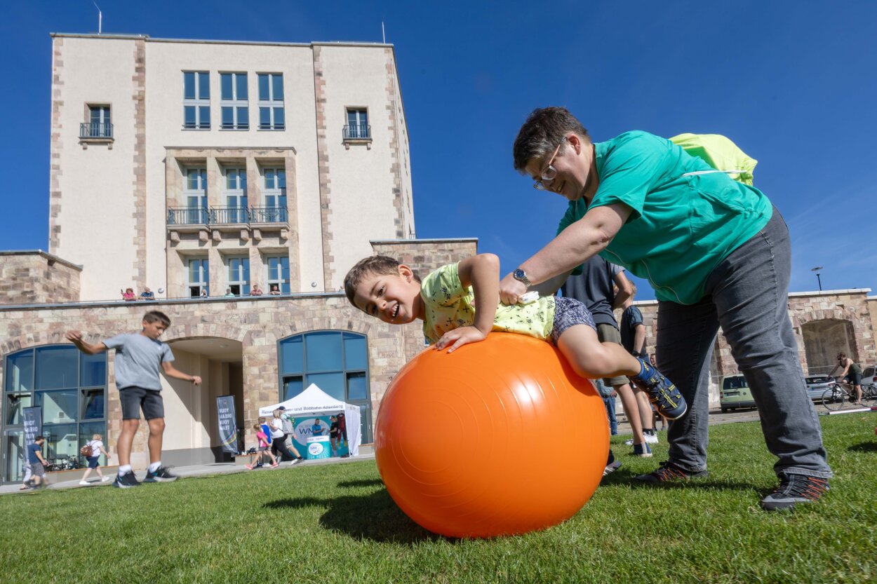 Zum Familientag im Sportforum war das wiedereröffnete Areal Teil der Feierlichkeiten rum um das 70-jährige Bestehen der Sportschulen in Chemnitz.