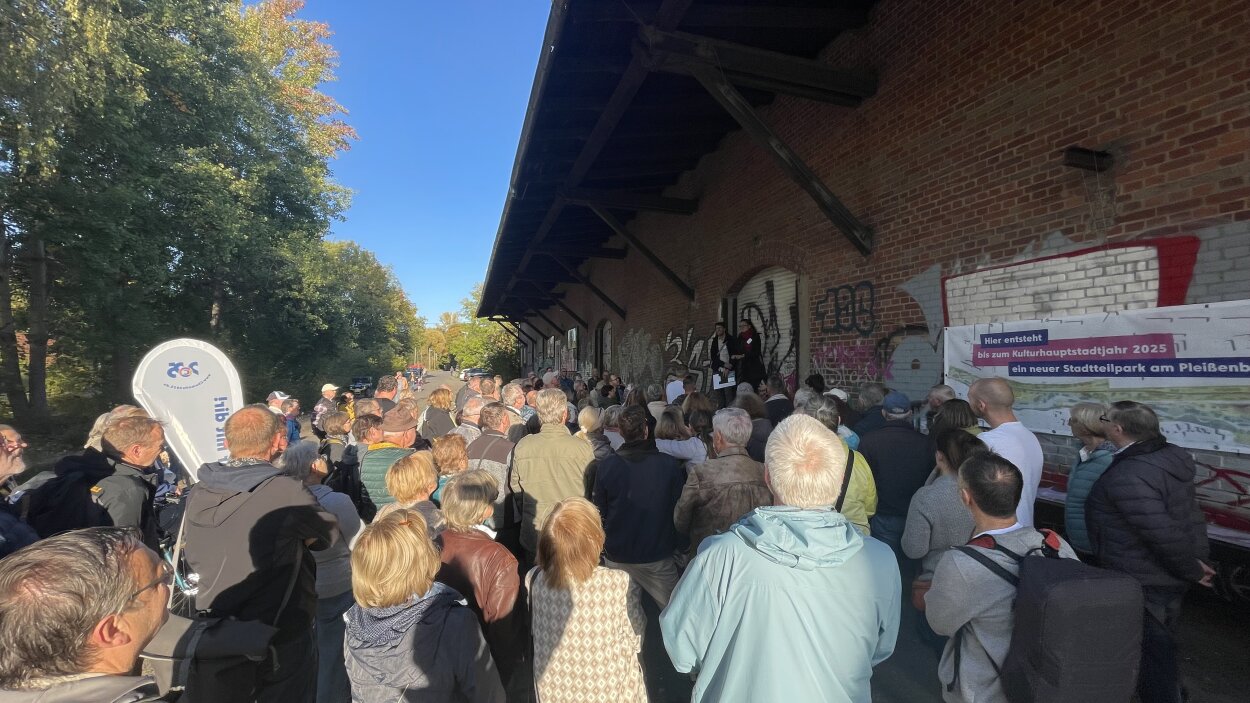 Großes Interesse beim Spaziergang über den künftigen Stadtteilpark am Pleißenbach. 