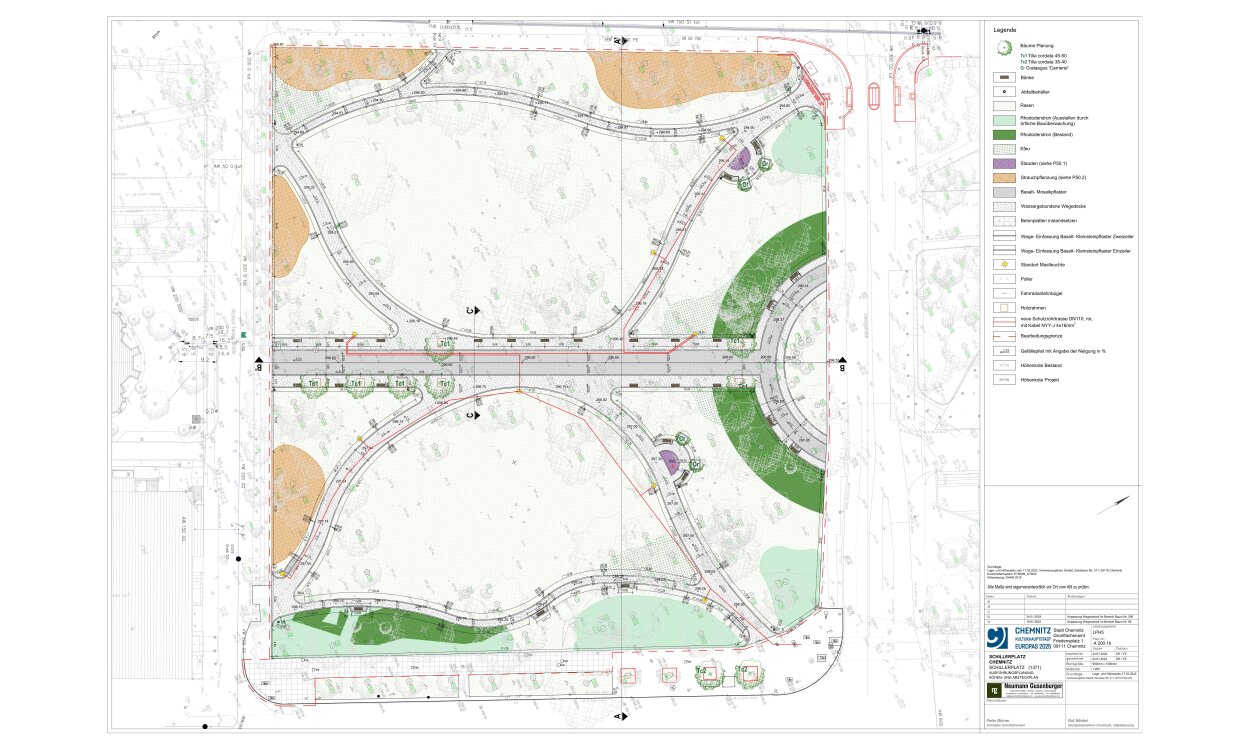 Ausführungsplan zur nochmals überarbeiten Planung. Gut zu erkennen sind die Ergänzungen des Vegetationsbestands: Baumpflanzungen (grün), bestehende Rhododendren (dunkelgrün), neue Rhododendronpflanzungen (hellgrün), gemischte Strauchpflanzungen (orange) und Staudenbeete (violett).